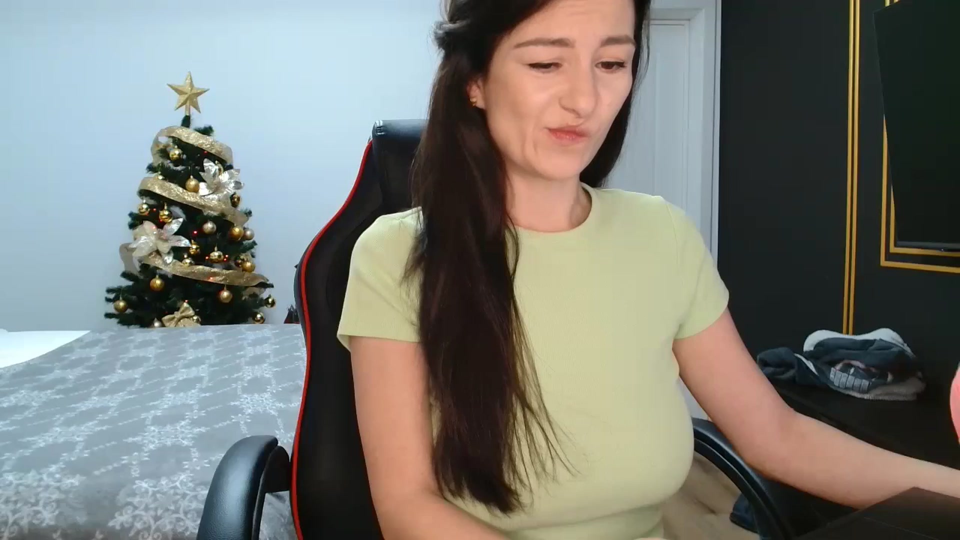 Gallery image thumbnail from LoryBell's myfreecams stream on, 12/31/2024, 24:03 image 15 of 20