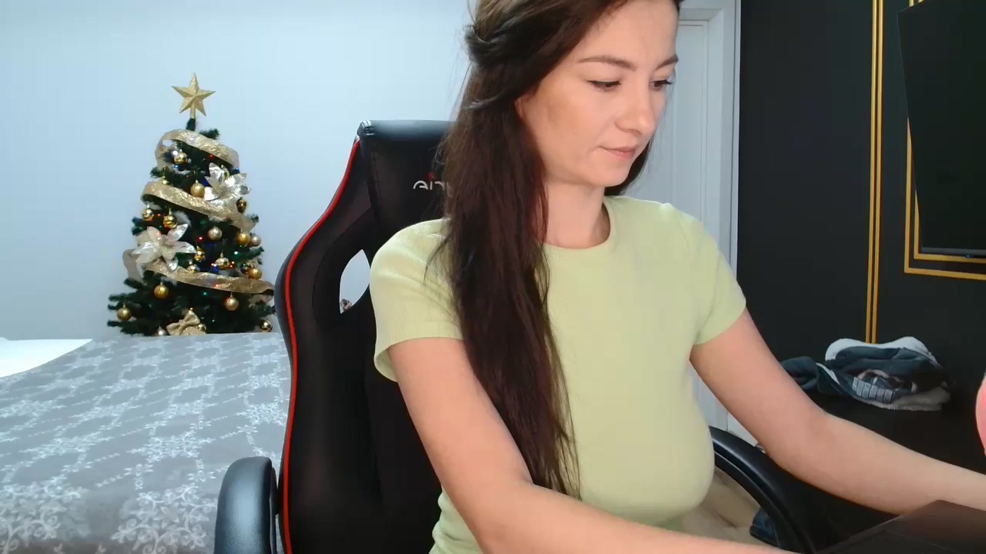 Gallery image thumbnail from LoryBell's myfreecams stream on, 12/31/2024, 24:03 image 17 of 20