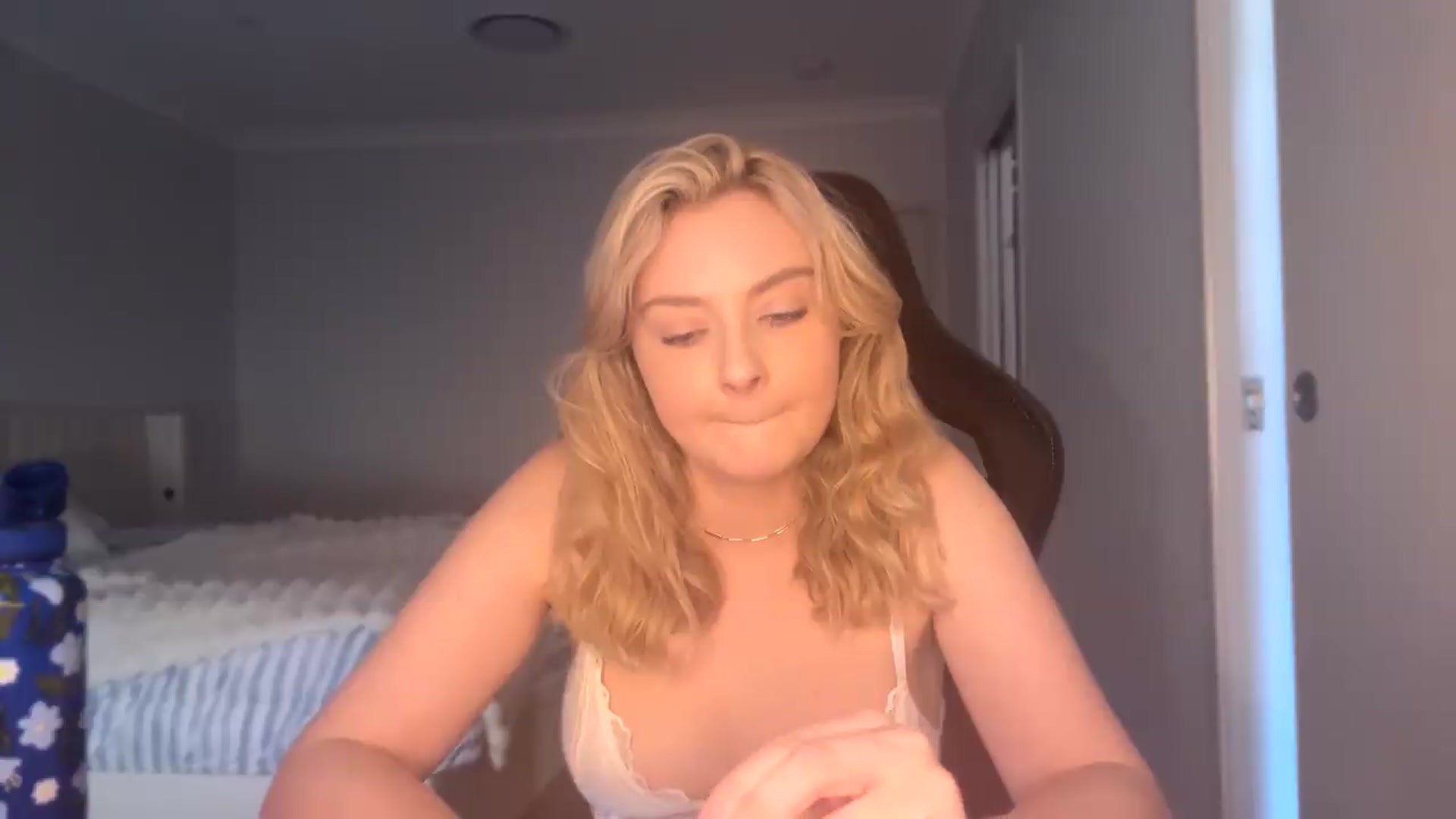 Gallery image thumbnail from Lotttiee's myfreecams stream on, 09/19/2026, 02:01 image 16 of 20