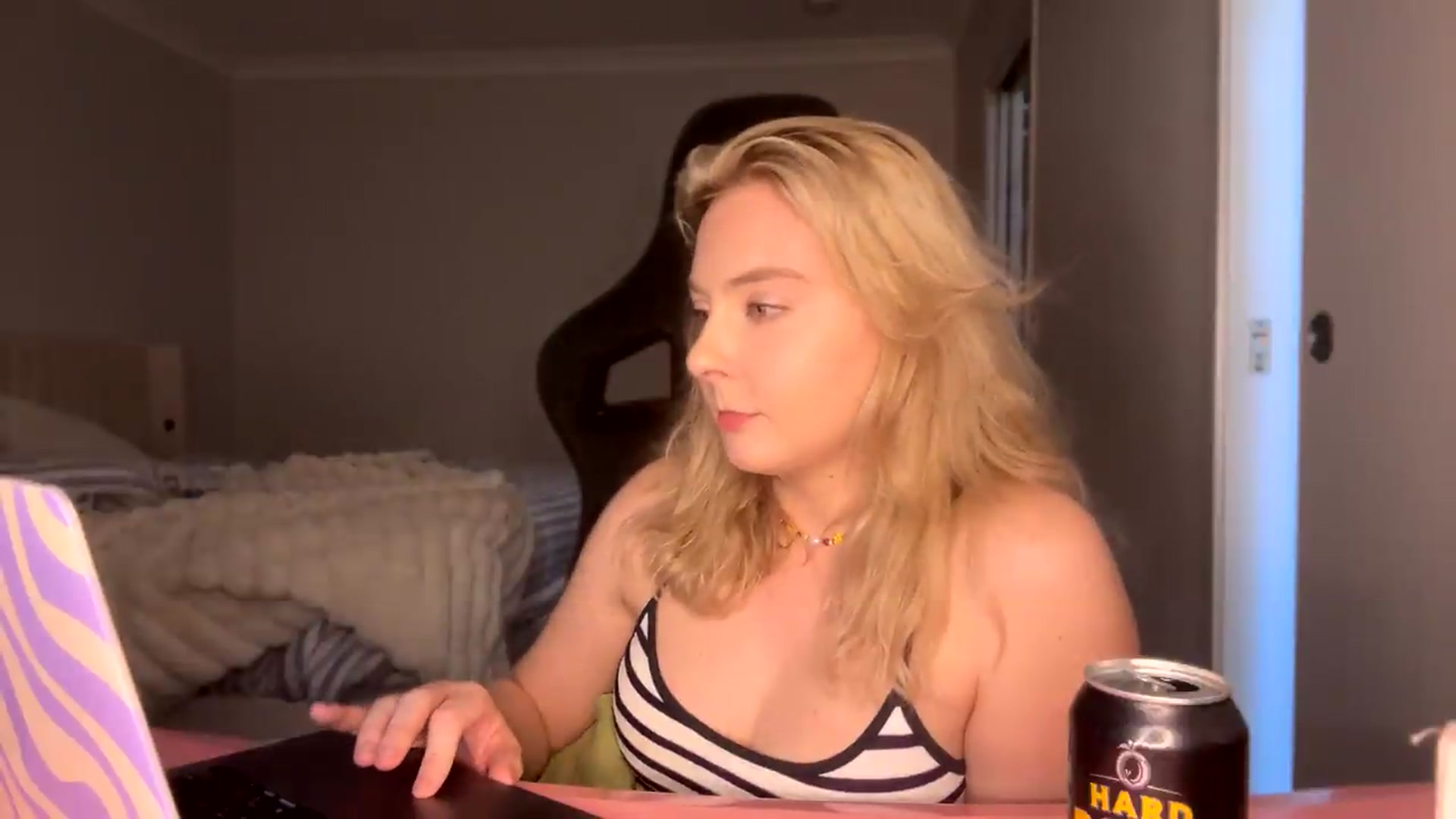 Gallery image thumbnail from Lotttiee's myfreecams stream on, 09/21/2026, 24:33 image 8 of 20