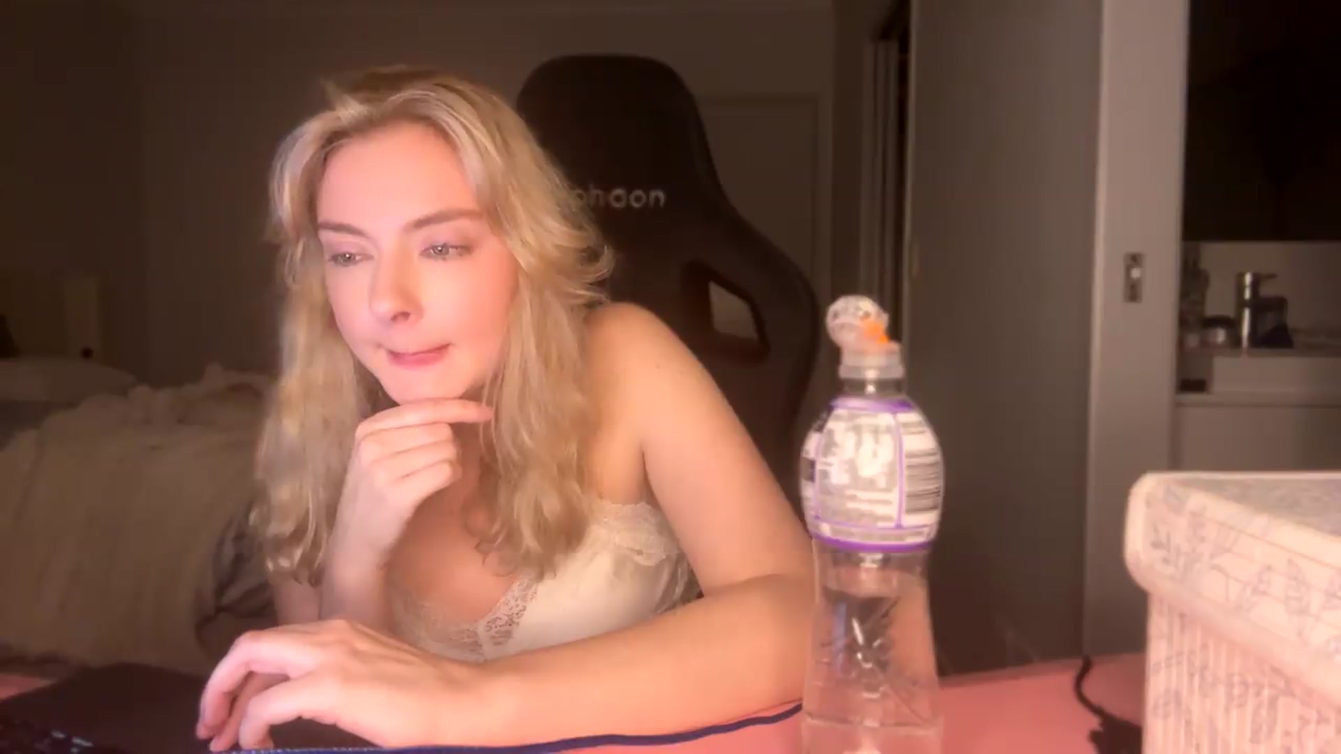Gallery image thumbnail from Lotttiee's myfreecams stream on, 09/26/2026, 13:51 image 14 of 20