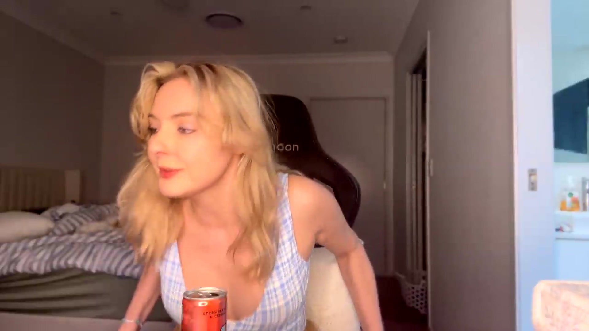 Gallery image thumbnail from Lotttiee's myfreecams stream on, 09/28/2026, 24:14 image 17 of 20