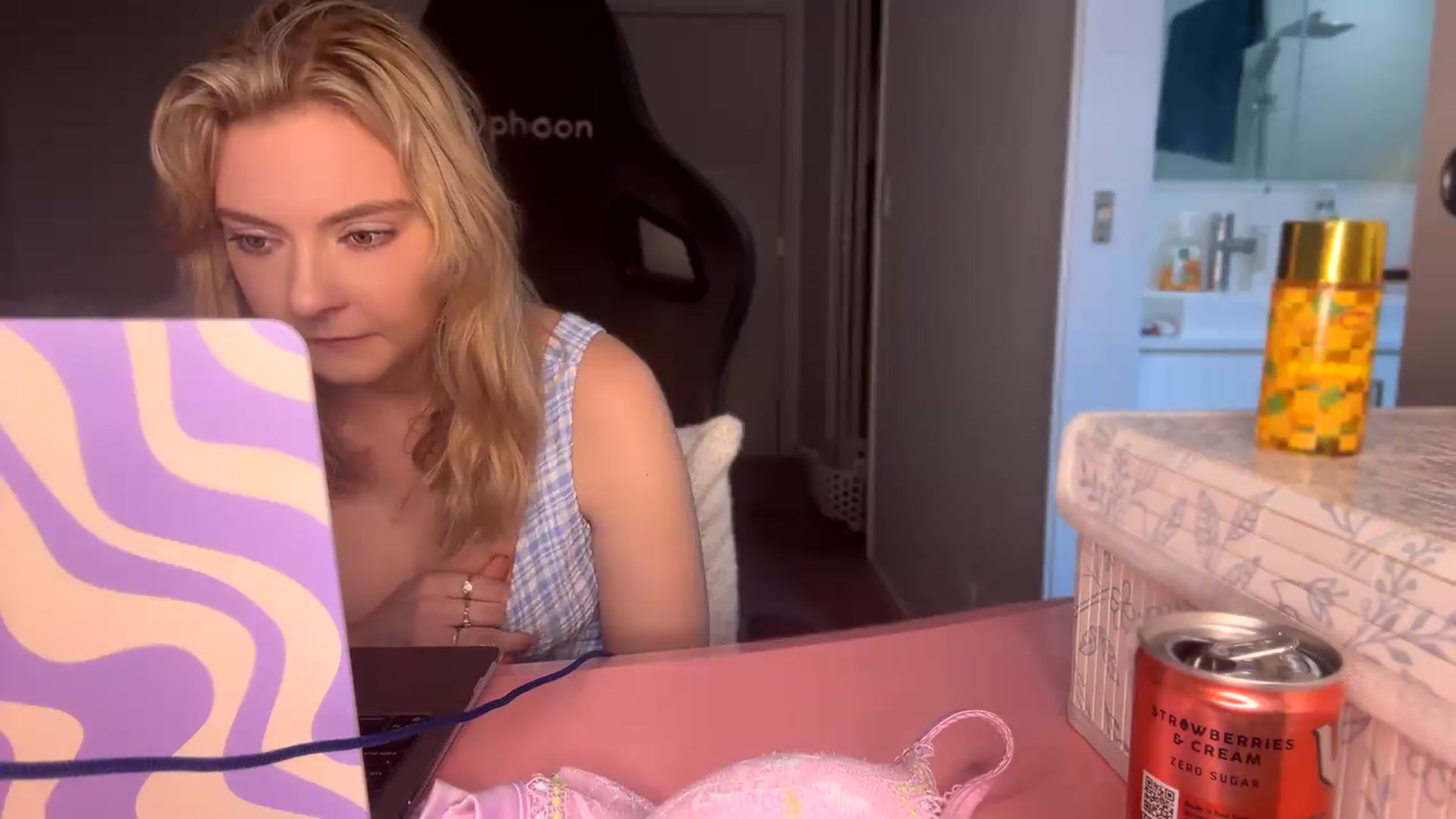 Gallery image thumbnail from Lotttiee's myfreecams stream on, 09/28/2026, 24:36 image 16 of 20