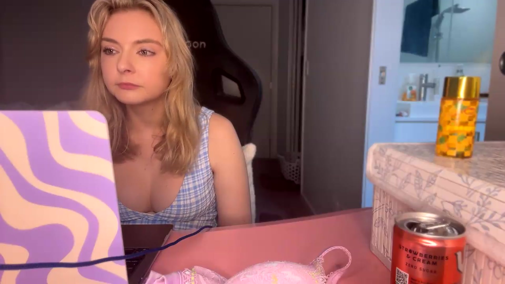 Gallery image thumbnail from Lotttiee's myfreecams stream on, 09/28/2026, 24:36 image 17 of 20