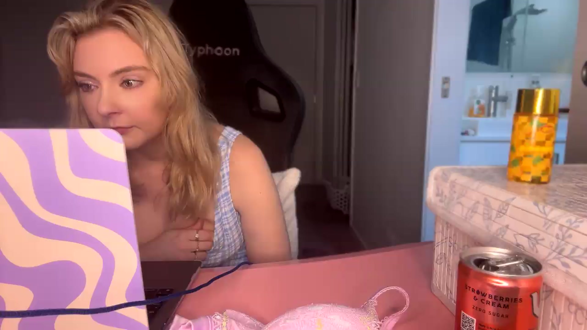 Gallery image thumbnail from Lotttiee's myfreecams stream on, 09/28/2026, 24:36 image 15 of 20