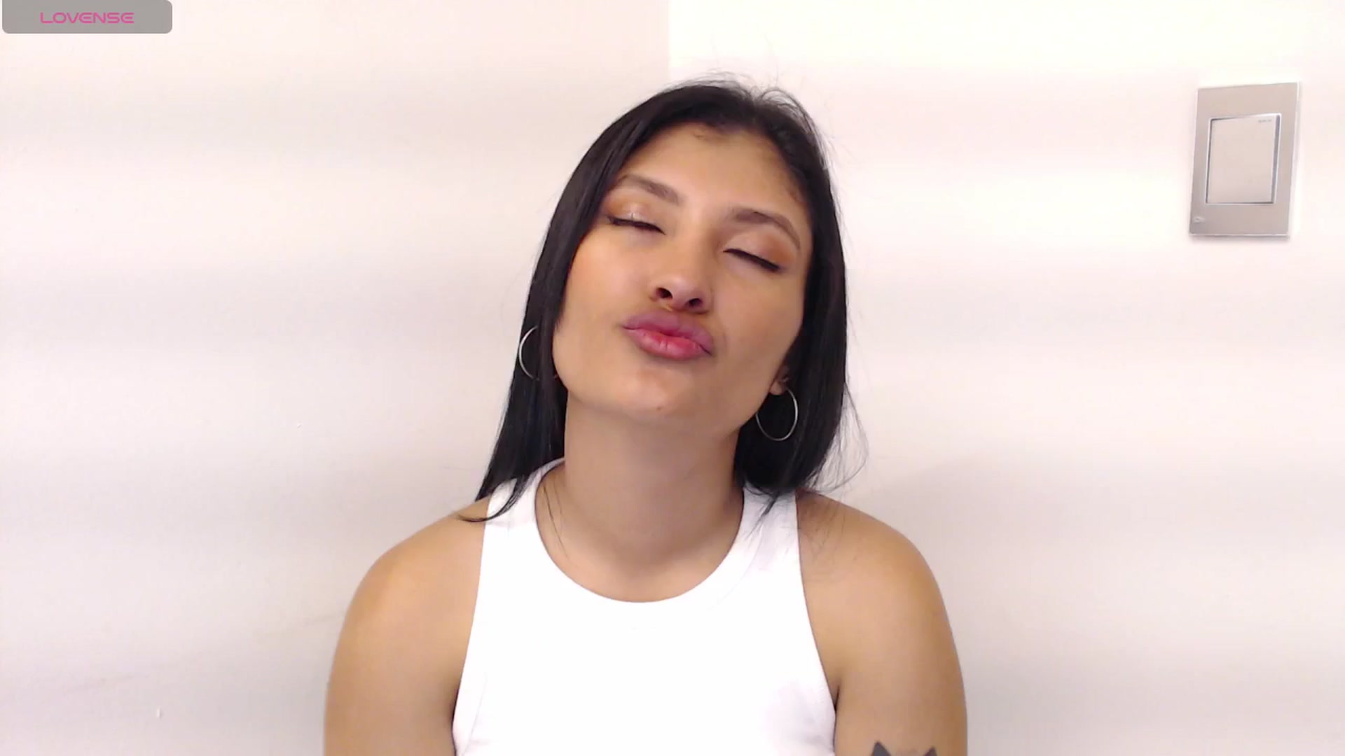 Gallery image thumbnail from Louisk's myfreecams stream on, 11/10/2024, 11:40 image 3 of 20
