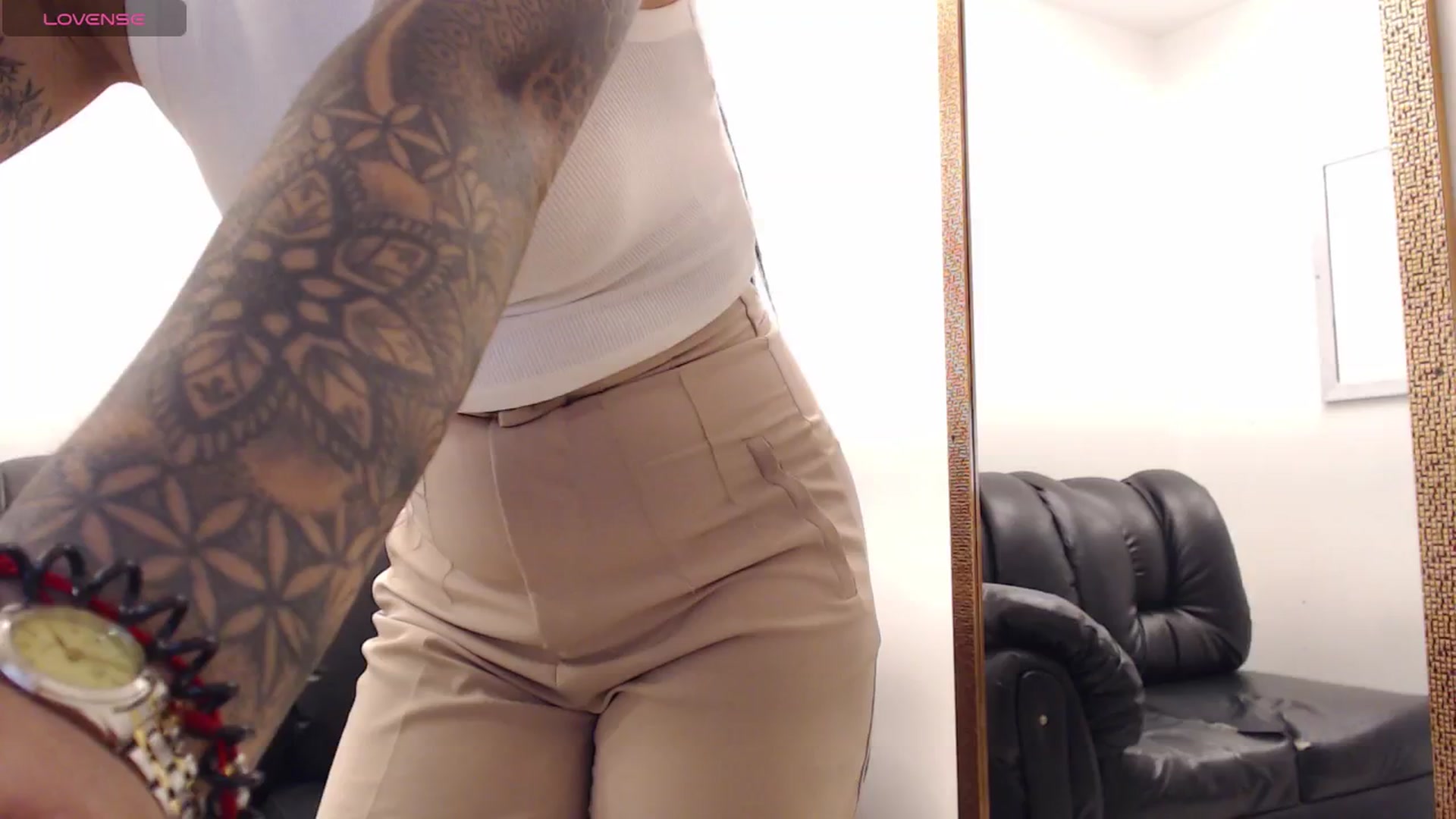 Gallery image thumbnail from Louisk's myfreecams stream on, 11/10/2024, 13:24 image 1 of 20