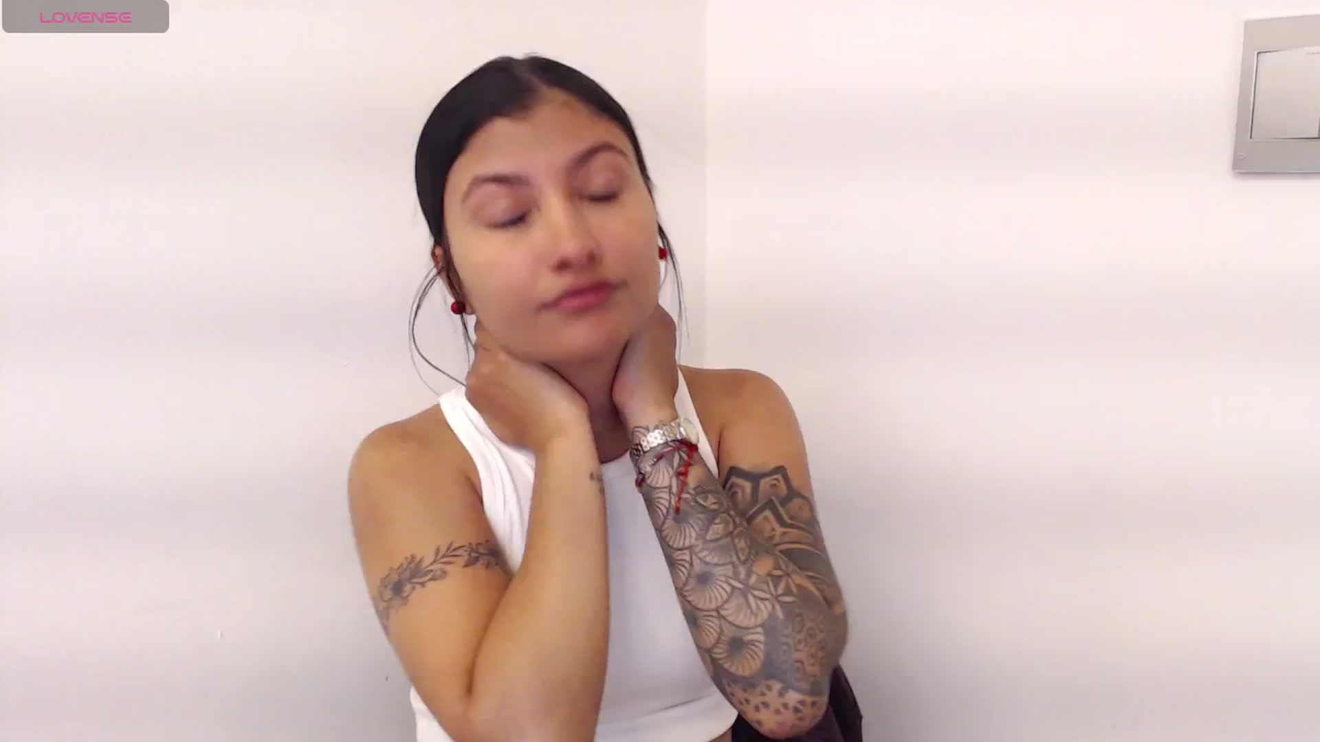 Gallery image thumbnail from Louisk's myfreecams stream on, 11/26/2024, 18:11 image 18 of 20