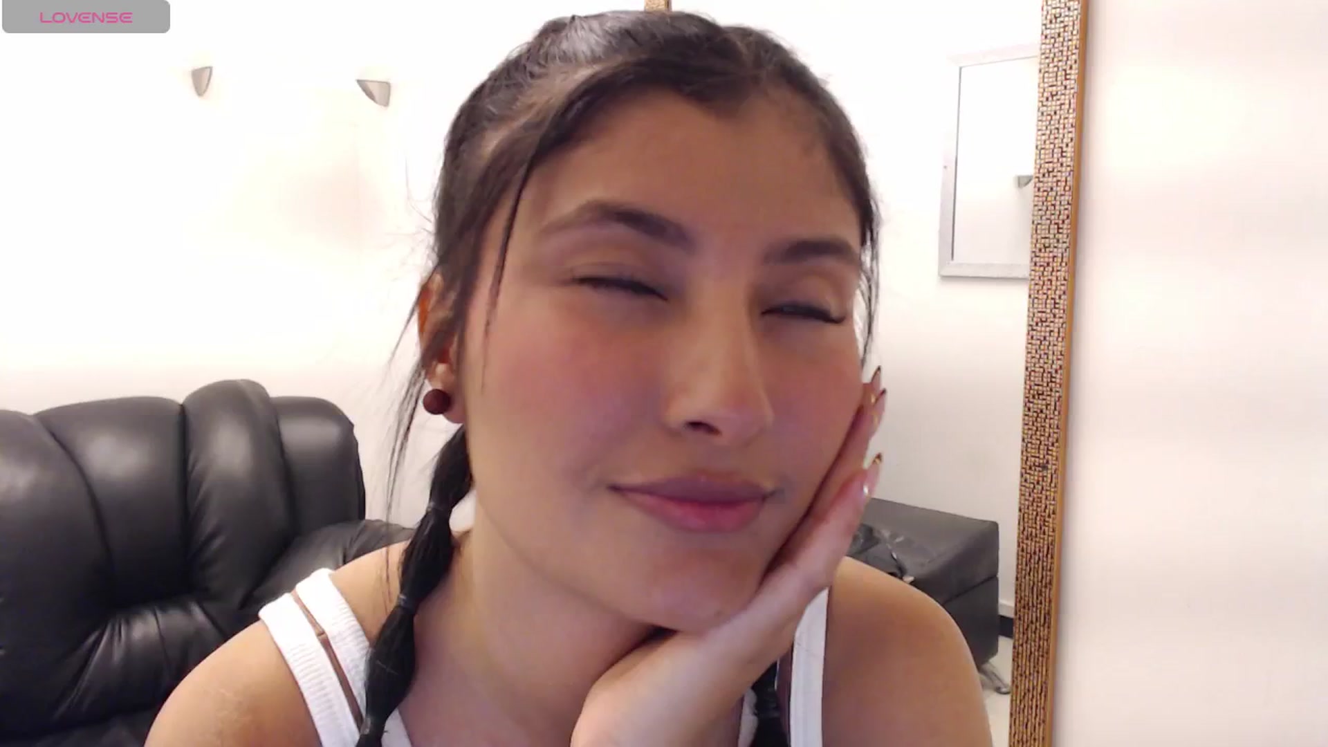 Gallery image thumbnail from Louisk's myfreecams stream on, 11/28/2024, 18:36 image 8 of 20