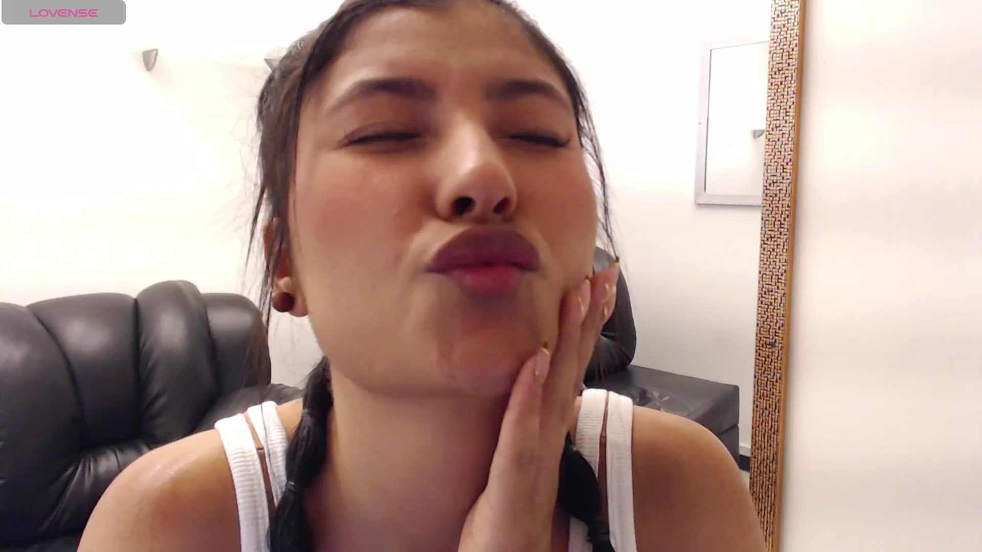 Gallery image thumbnail from Louisk's myfreecams stream on, 11/28/2024, 18:36 image 6 of 20