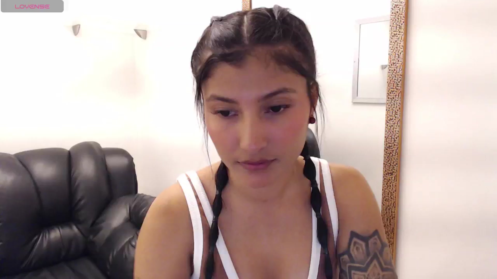 Gallery image thumbnail from Louisk's myfreecams stream on, 11/28/2024, 18:36 image 9 of 20