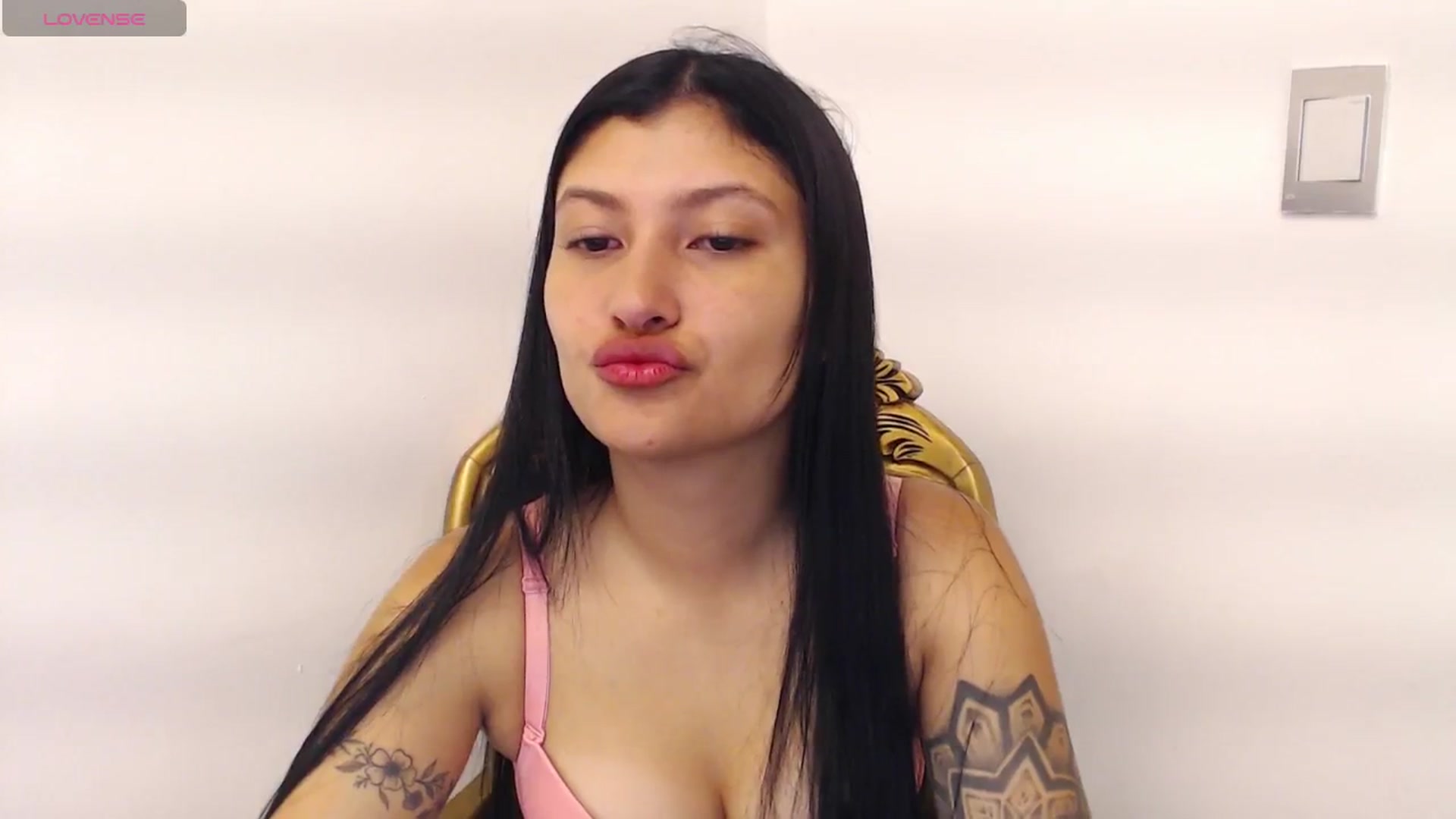 Gallery image thumbnail from Louisk's myfreecams stream on, 12/04/2024, 10:11 image 10 of 20