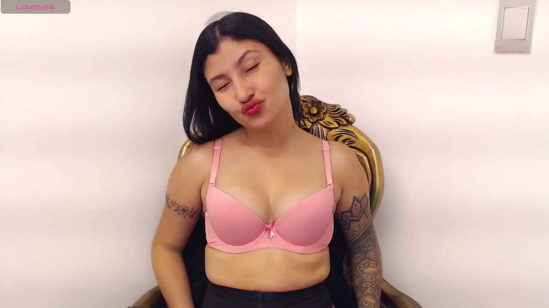 Gallery image thumbnail from Louisk's myfreecams stream on, 12/04/2024, 10:11 image 16 of 20