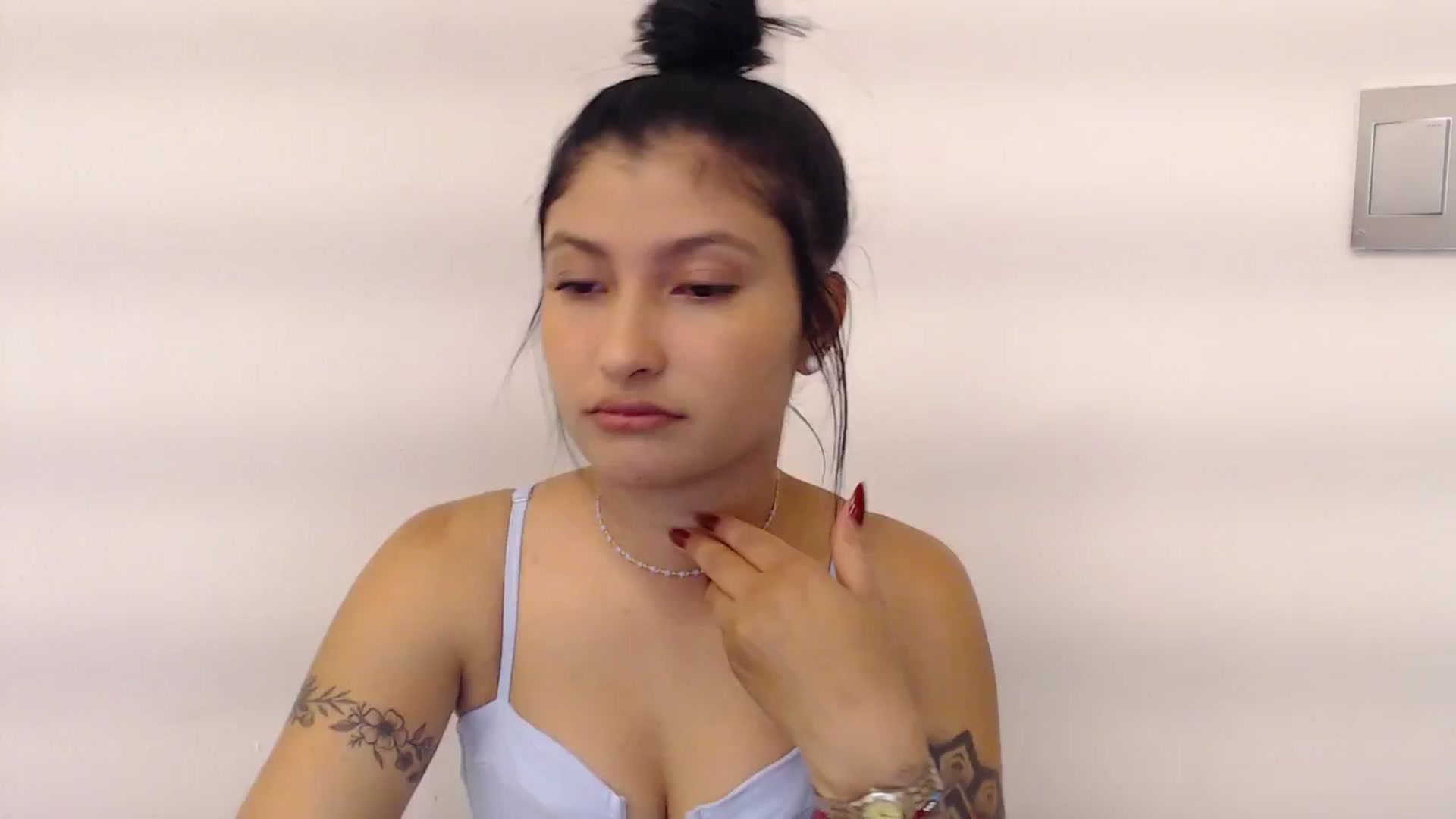 Gallery image thumbnail from Louisk's myfreecams stream on, 12/10/2024, 13:40 image 2 of 20