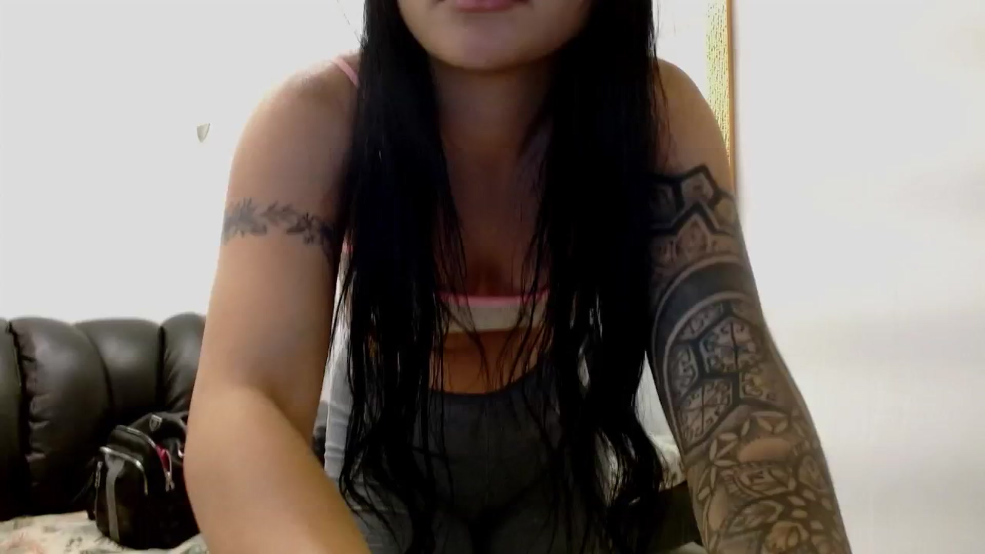 Gallery image thumbnail from Louisk's myfreecams stream on, 12/18/2024, 18:44 image 1 of 20