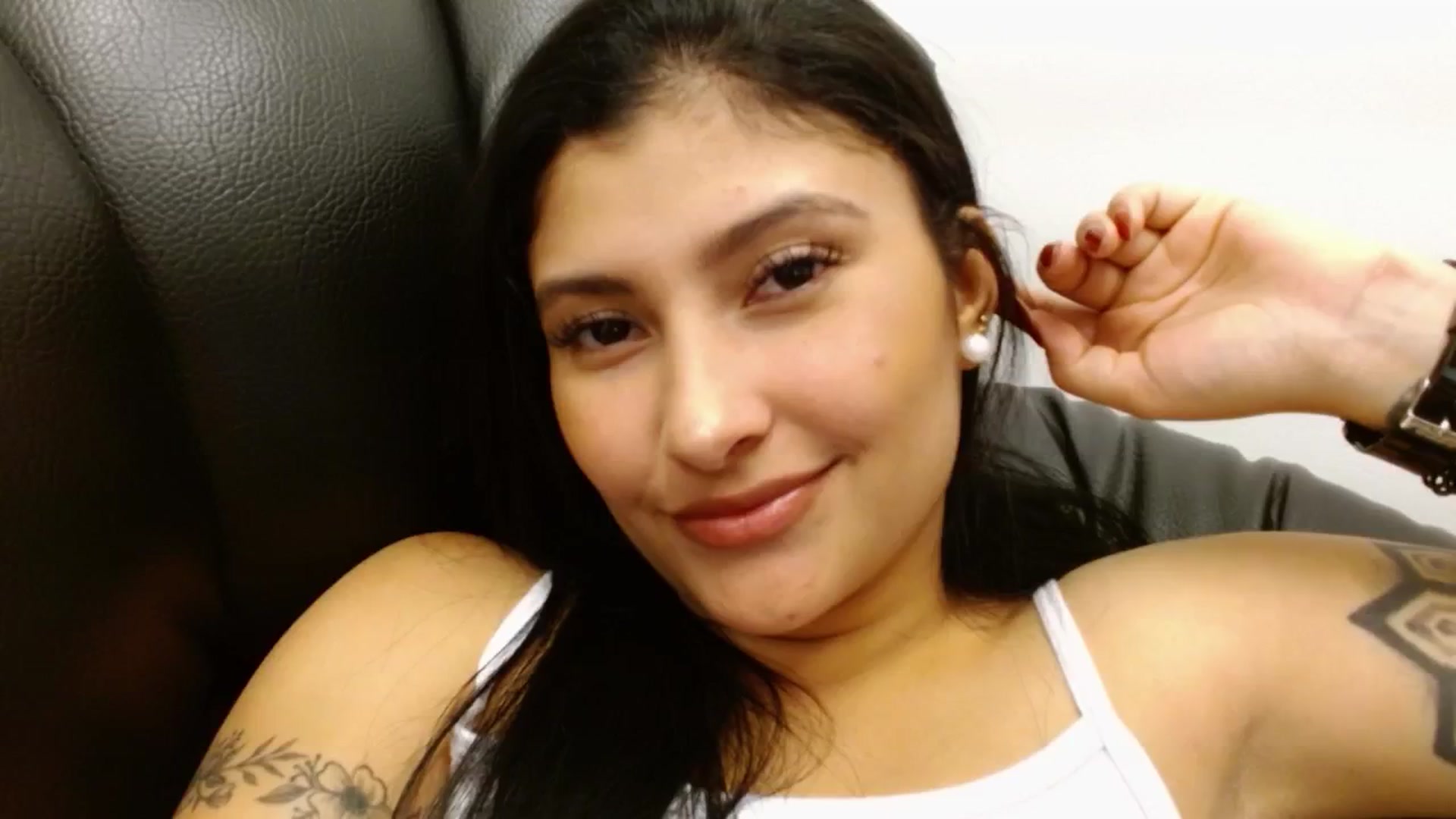 Gallery image thumbnail from Louisk's myfreecams stream on, 12/23/2024, 13:24 image 14 of 20