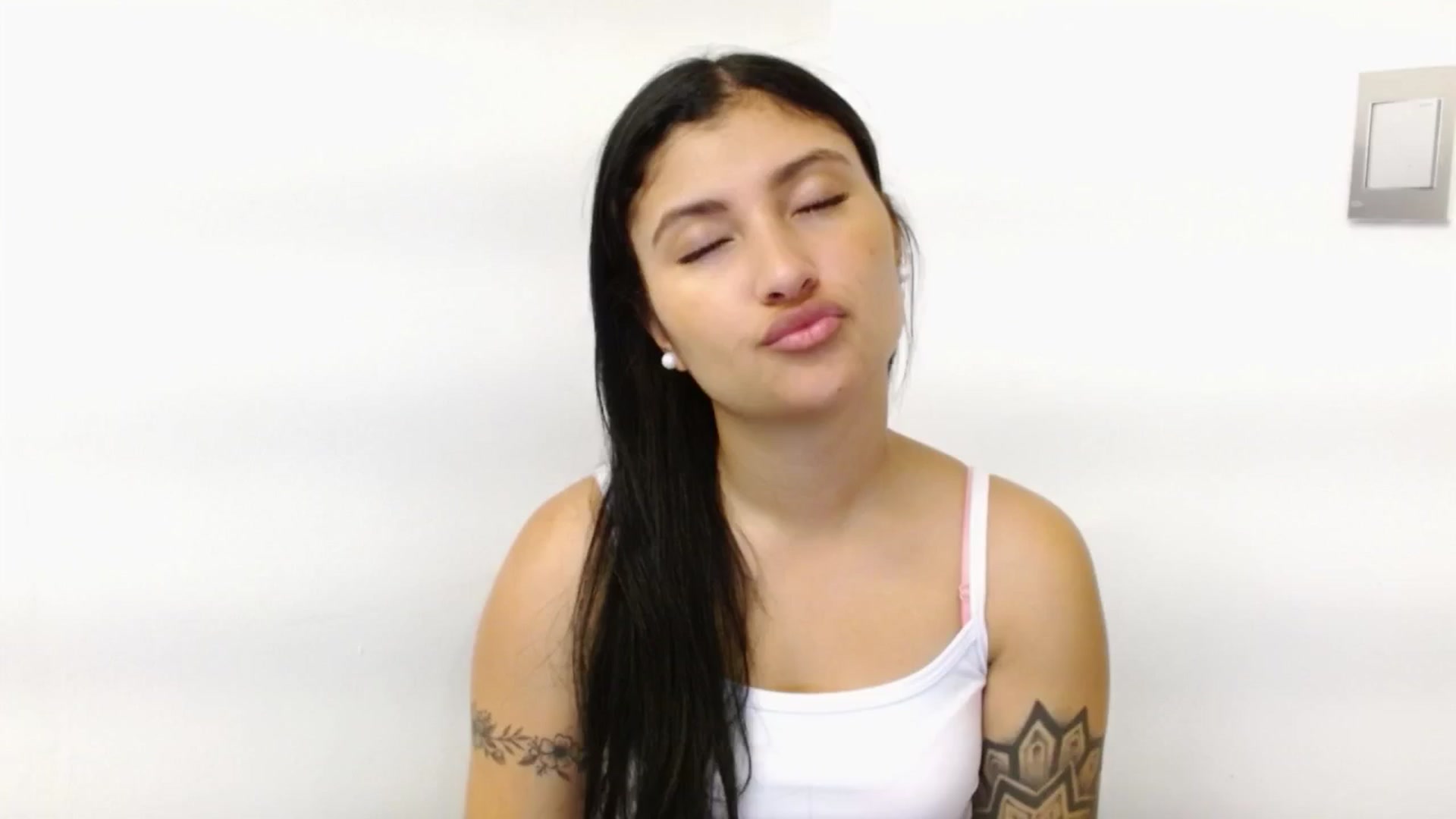 Gallery image thumbnail from Louisk's myfreecams stream on, 12/23/2024, 13:24 image 2 of 20