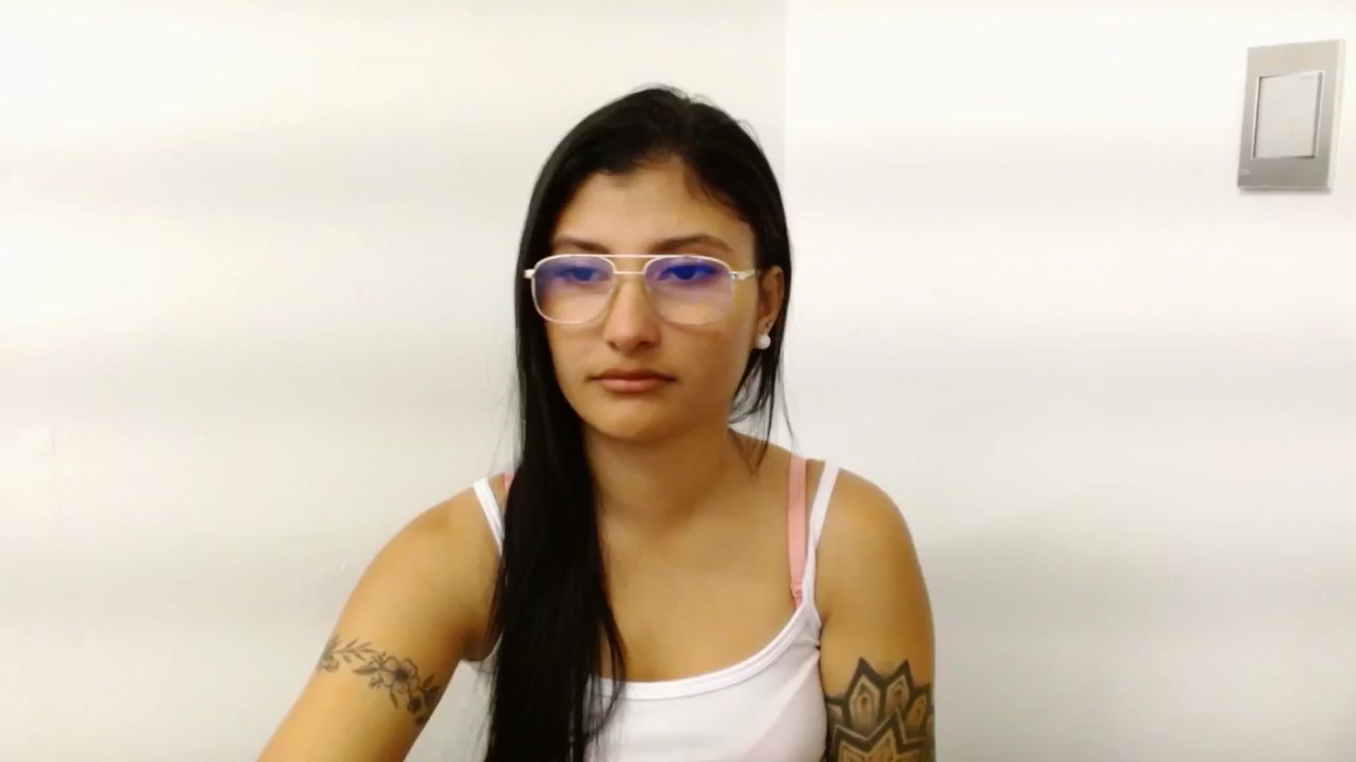 Gallery image thumbnail from Louisk's myfreecams stream on, 12/23/2024, 18:44 image 8 of 20