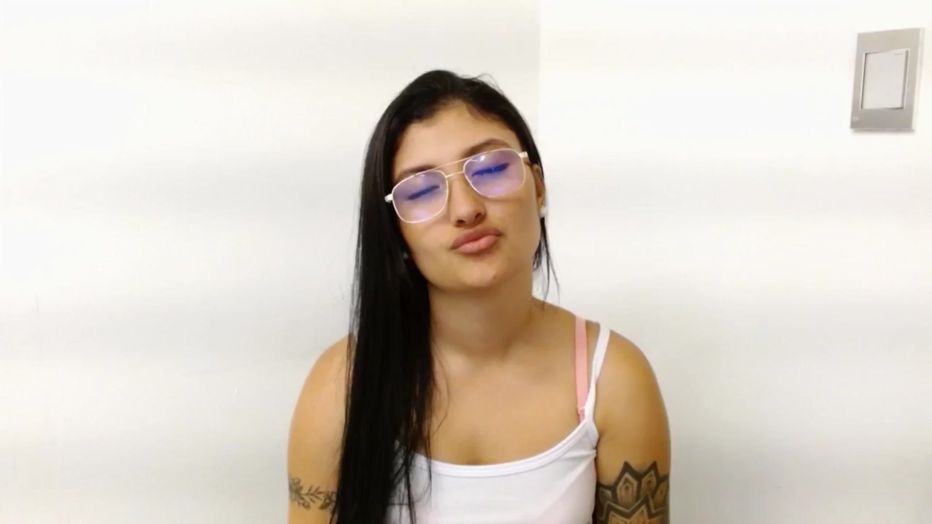 Gallery image thumbnail from Louisk's myfreecams stream on, 12/23/2024, 18:44 image 7 of 20