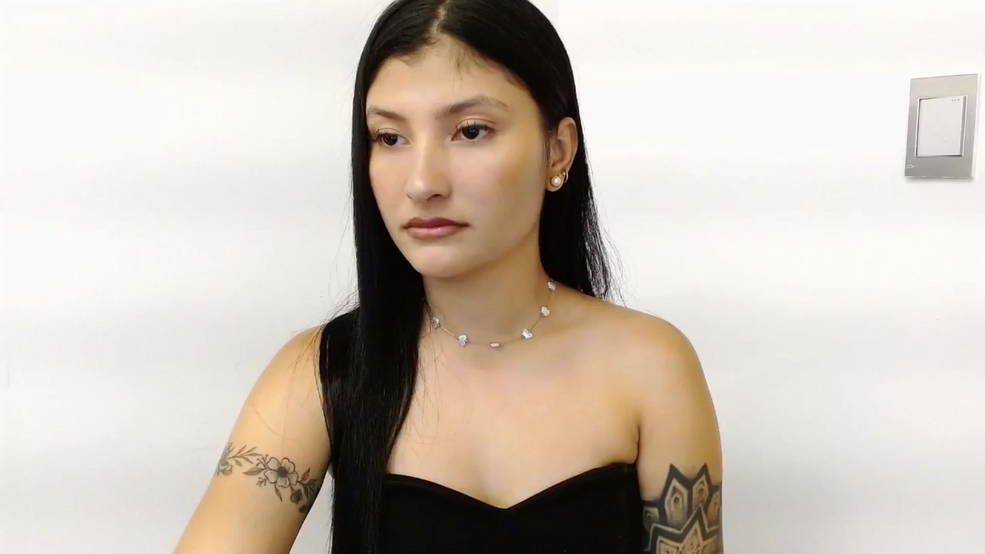 Gallery image thumbnail from Louisk's myfreecams stream on, 01/03/2025, 12:44 image 4 of 20