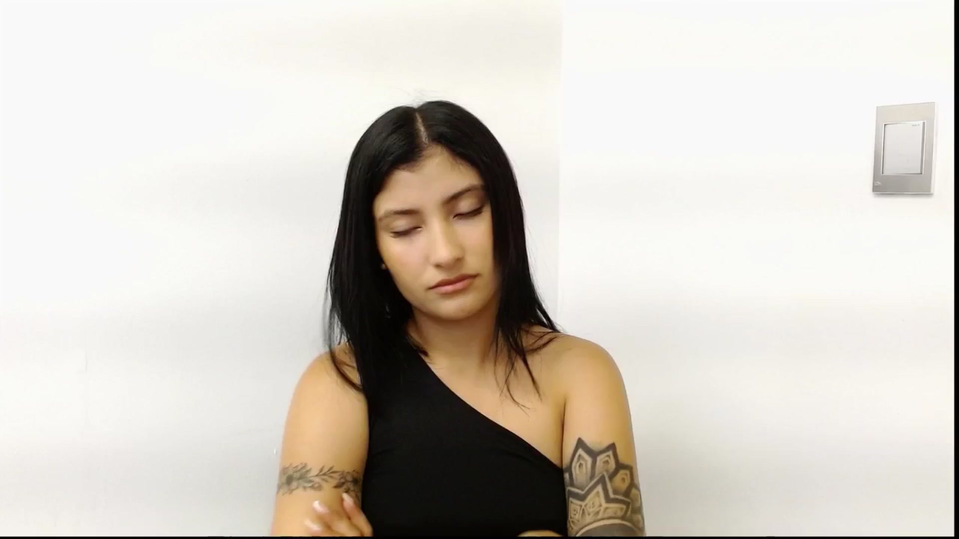 Gallery image thumbnail from Louisk's myfreecams stream on, 01/04/2025, 13:05 image 9 of 20