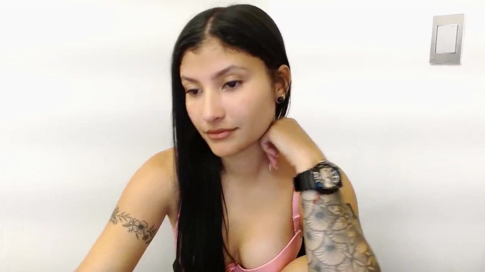 Gallery image thumbnail from Louisk's myfreecams stream on, 01/05/2025, 13:39 image 16 of 20