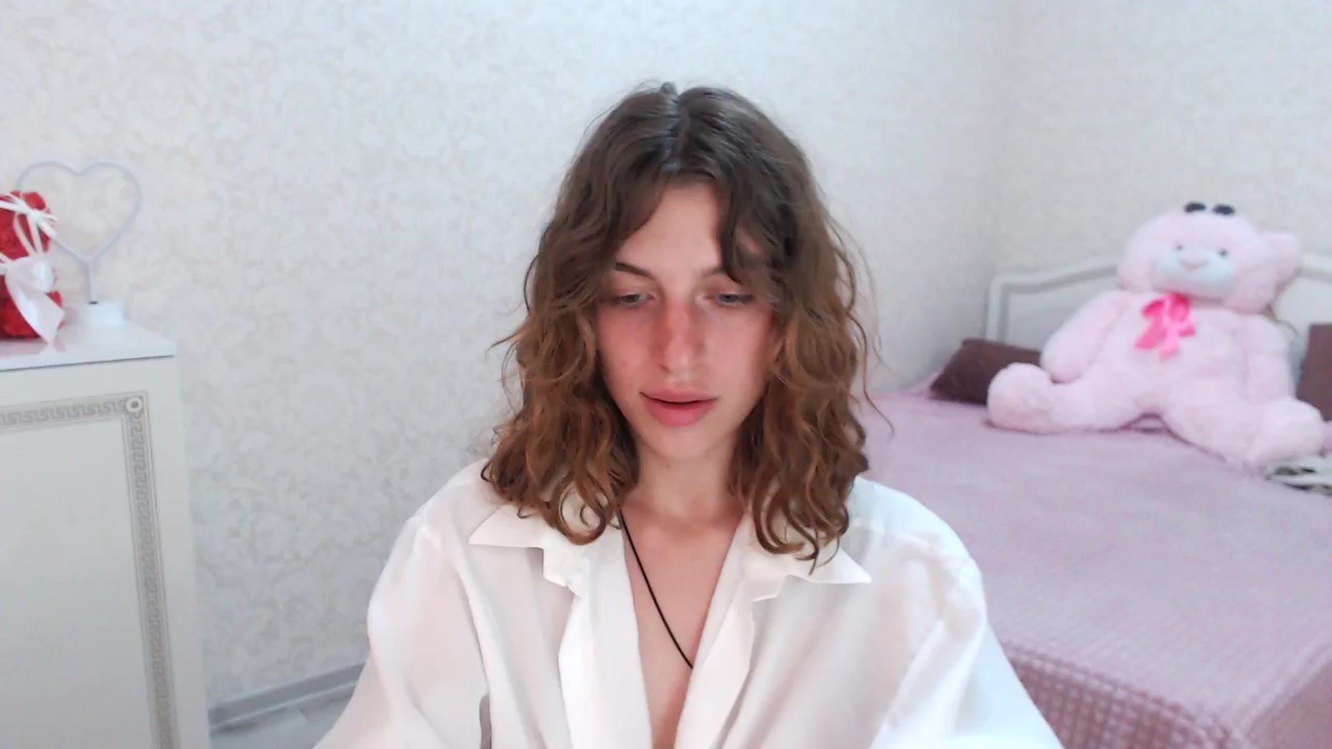 Gallery image thumbnail from Loulou_'s myfreecams stream on, 06/08/2024, 17:05 image 2 of 20
