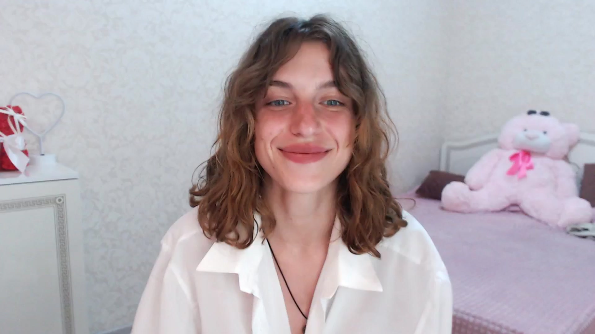 Gallery image thumbnail from Loulou_'s myfreecams stream on, 06/08/2024, 17:05 image 19 of 20