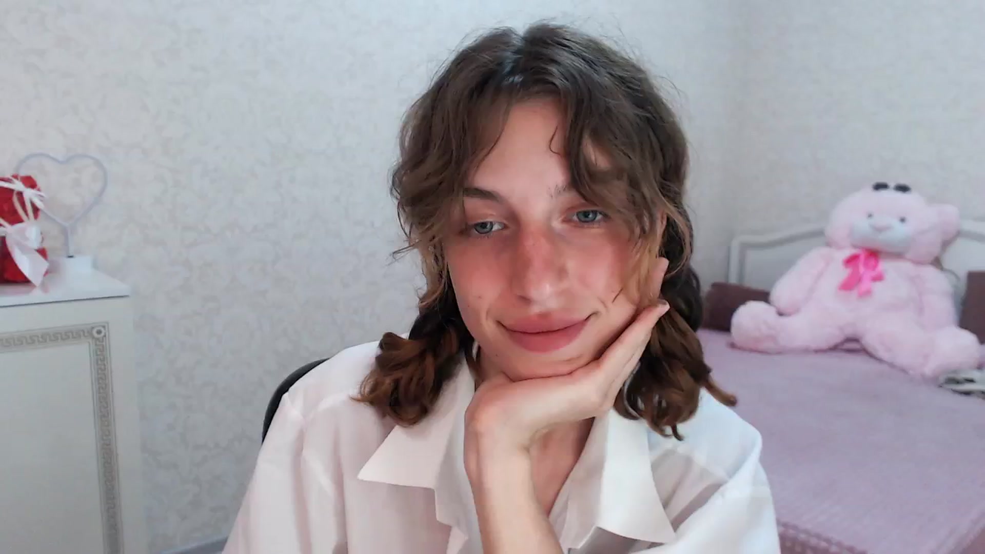Gallery image thumbnail from Loulou_'s myfreecams stream on, 06/08/2024, 17:05 image 16 of 20