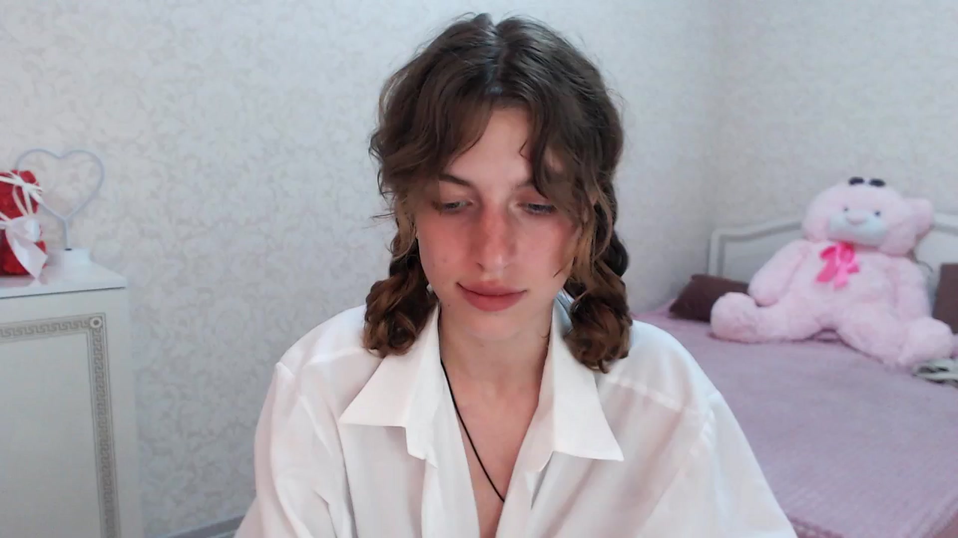 Gallery image thumbnail from Loulou_'s myfreecams stream on, 06/08/2024, 17:05 image 11 of 20