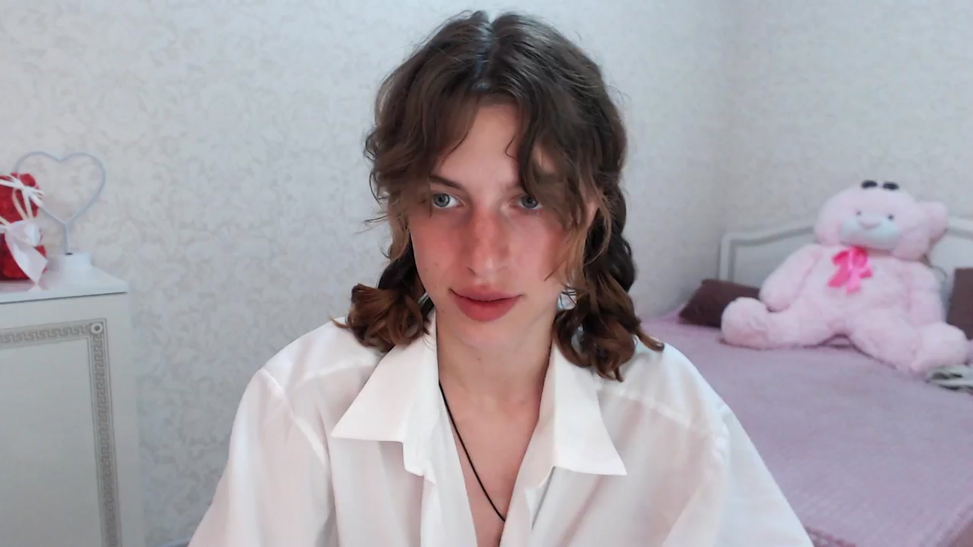Gallery image thumbnail from Loulou_'s myfreecams stream on, 06/08/2024, 17:05 image 17 of 20