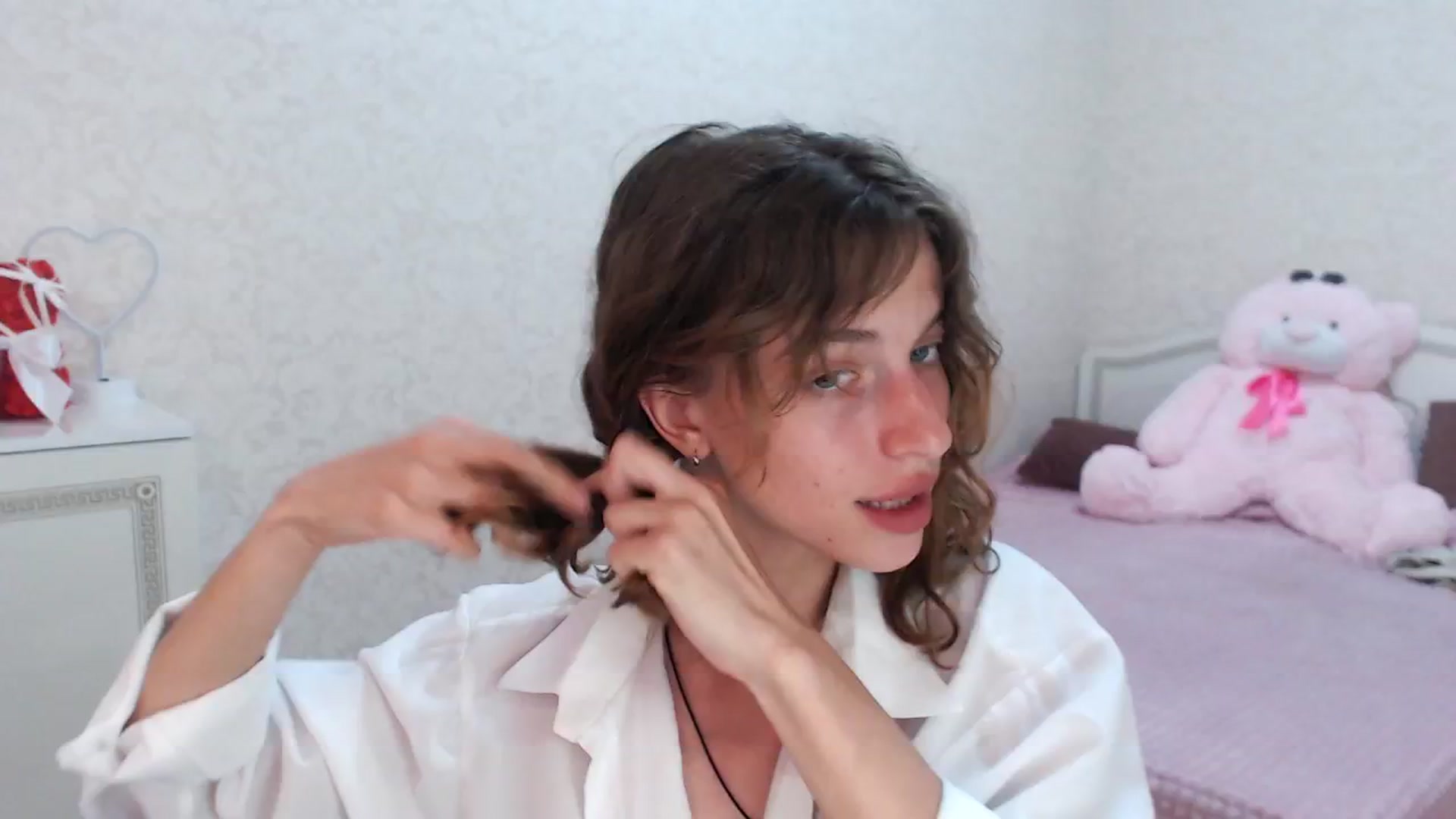 Gallery image thumbnail from Loulou_'s myfreecams stream on, 06/08/2024, 17:05 image 8 of 20