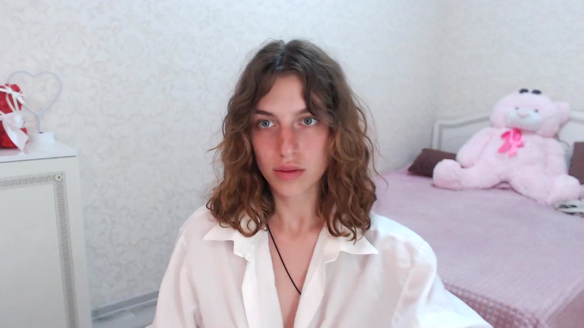 Gallery image thumbnail from Loulou_'s myfreecams stream on, 06/08/2024, 17:05 image 1 of 20