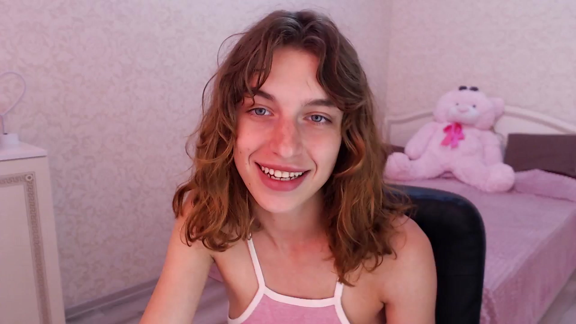 Gallery image thumbnail from Loulou_'s myfreecams stream on, 06/10/2024, 13:07 image 17 of 20