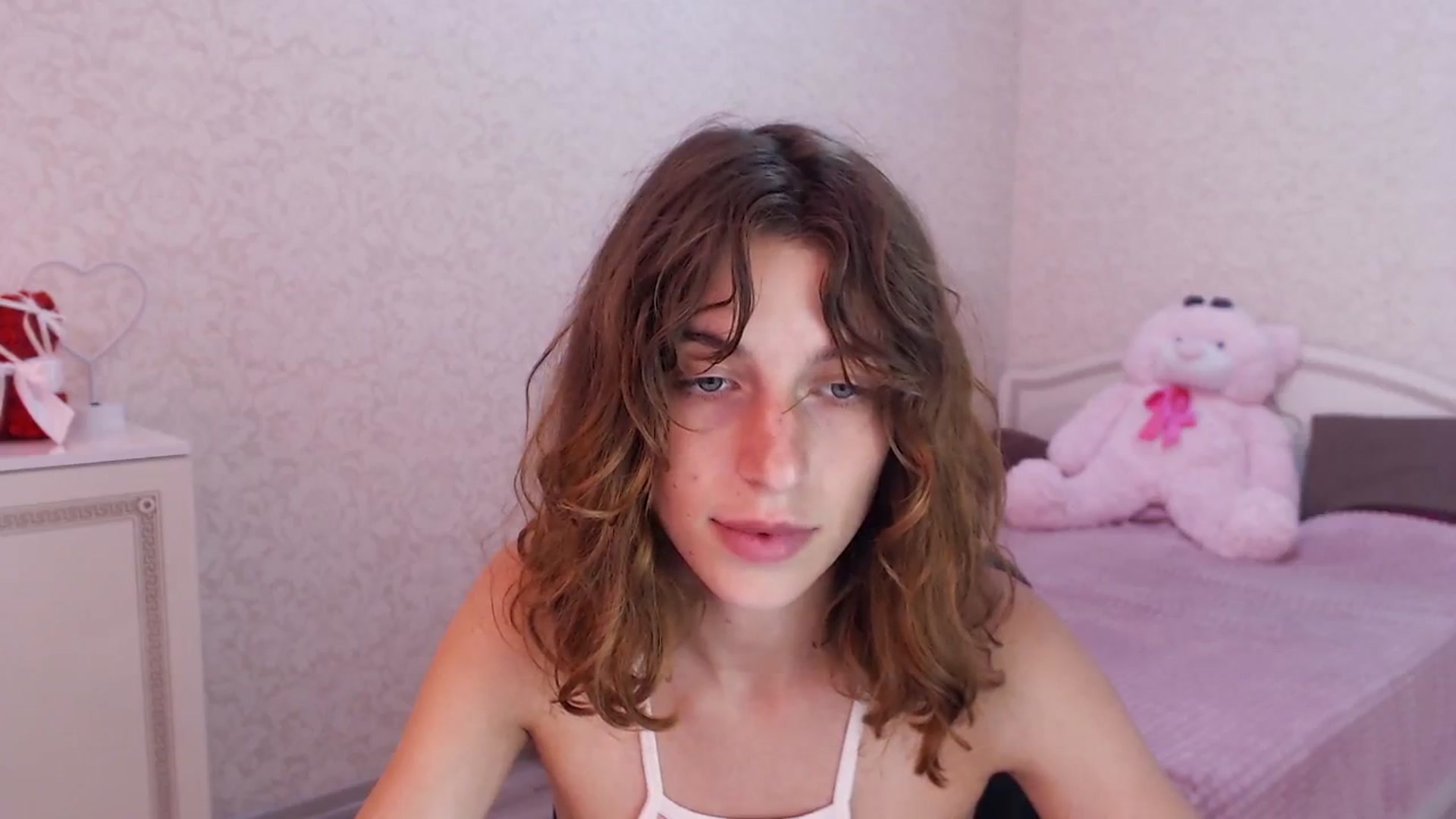 Gallery image thumbnail from Loulou_'s myfreecams stream on, 06/10/2024, 15:01 image 11 of 20