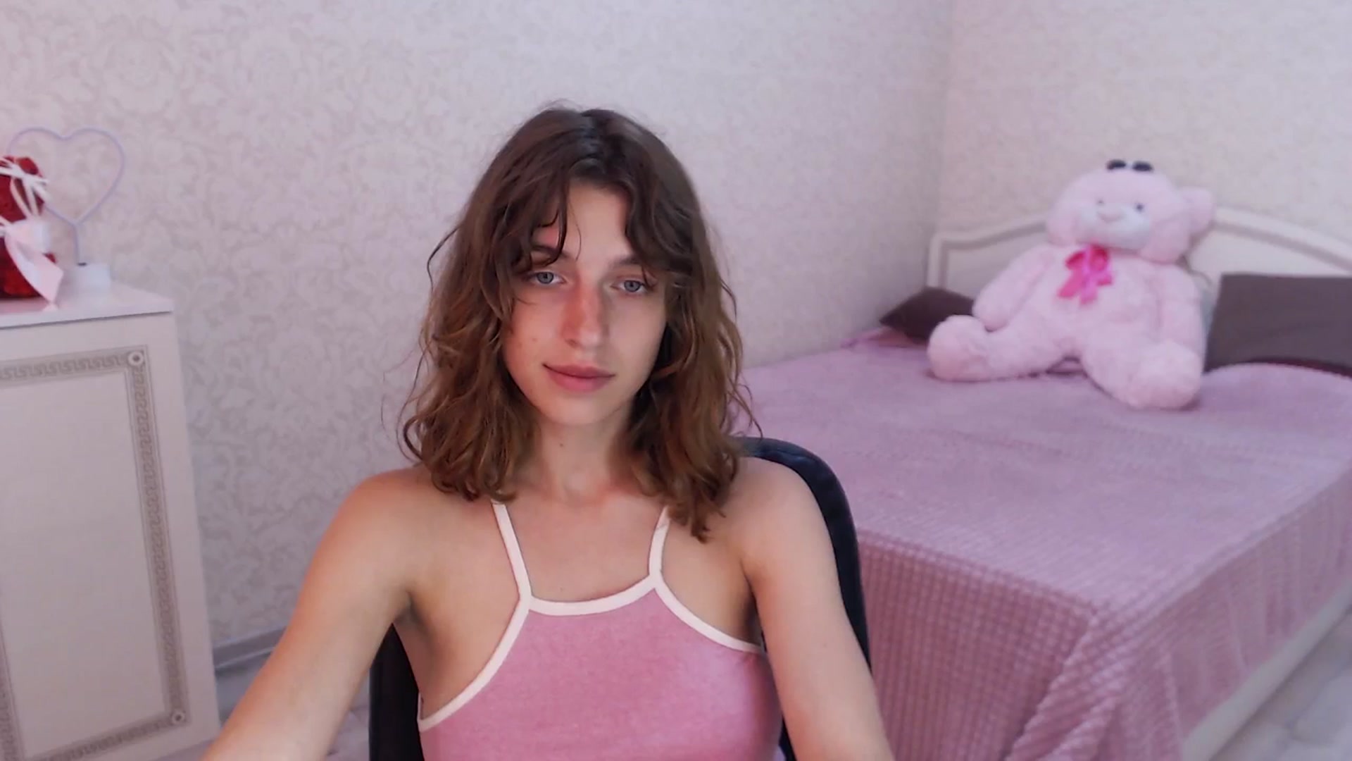 Gallery image thumbnail from Loulou_'s myfreecams stream on, 06/10/2024, 15:01 image 17 of 20