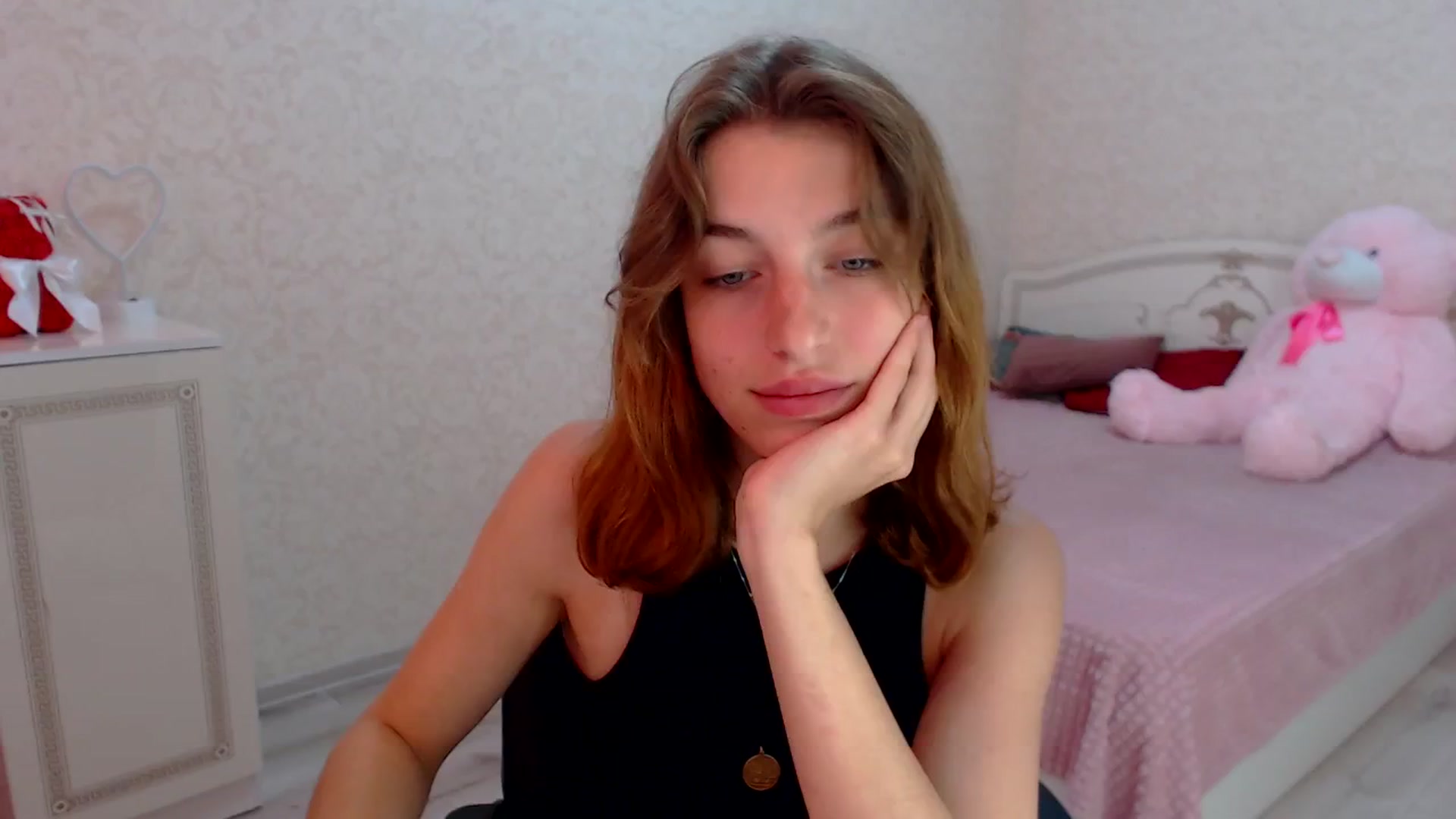 Gallery image thumbnail from Loulou_'s myfreecams stream on, 06/16/2024, 10:06 image 3 of 20