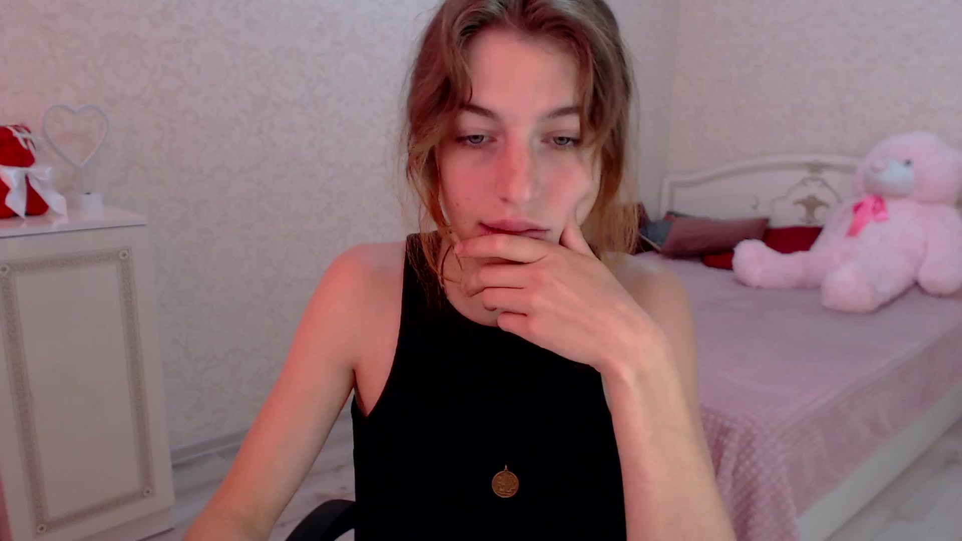 Gallery image thumbnail from Loulou_'s myfreecams stream on, 06/16/2024, 10:06 image 13 of 20