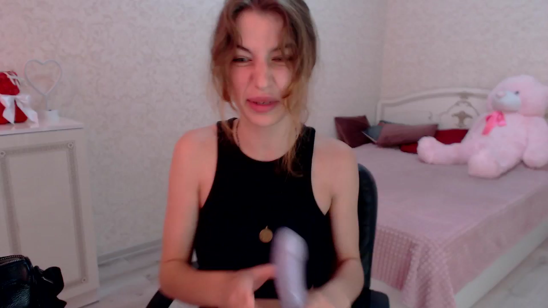 Gallery image thumbnail from Loulou_'s myfreecams stream on, 06/16/2024, 10:06 image 18 of 20