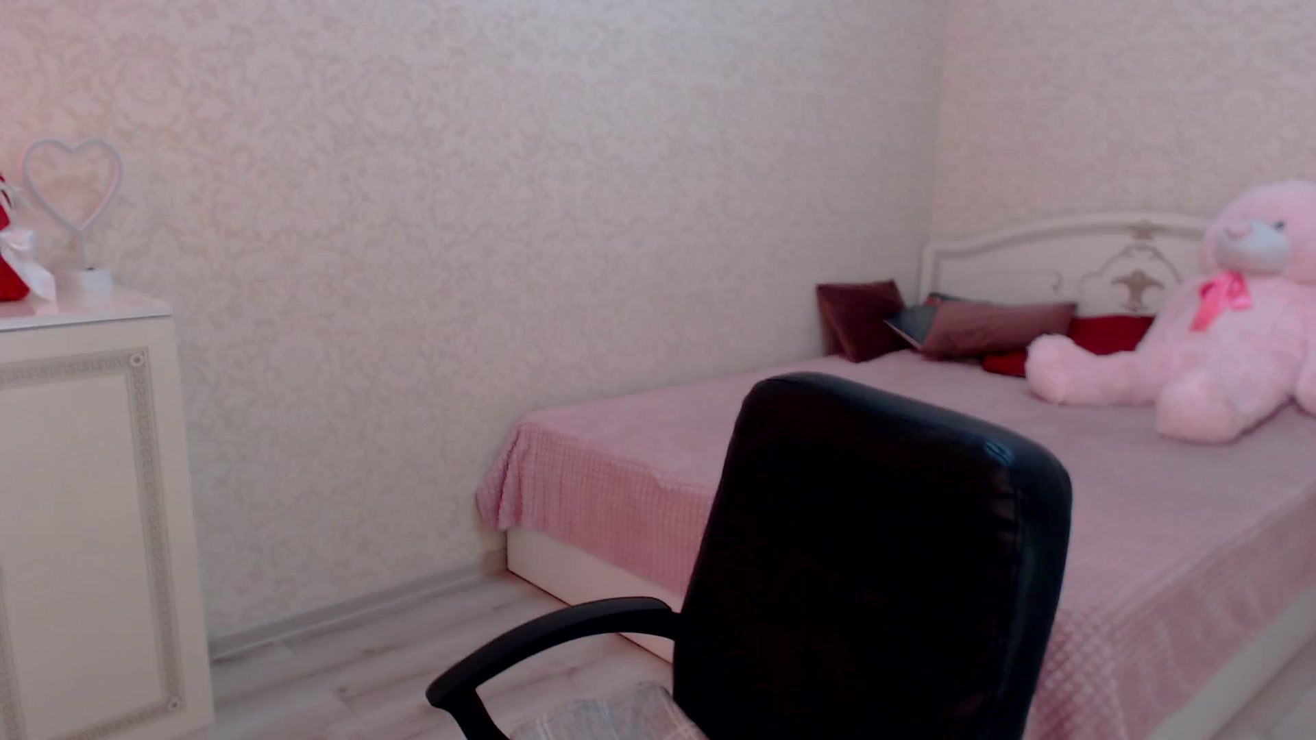 Gallery image thumbnail from Loulou_'s myfreecams stream on, 06/16/2024, 10:06 image 20 of 20