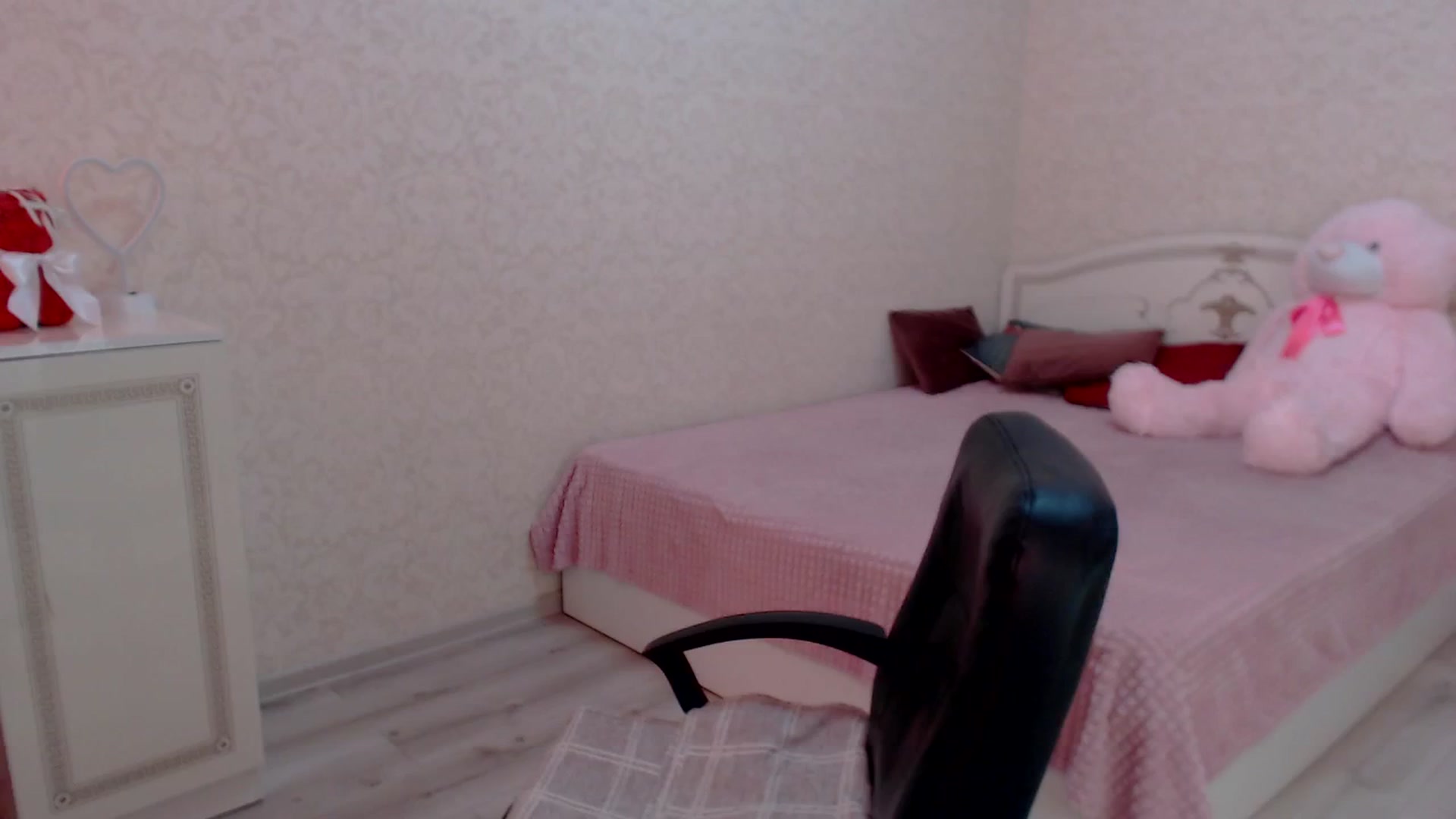 Gallery image thumbnail from Loulou_'s myfreecams stream on, 06/16/2024, 10:06 image 17 of 20