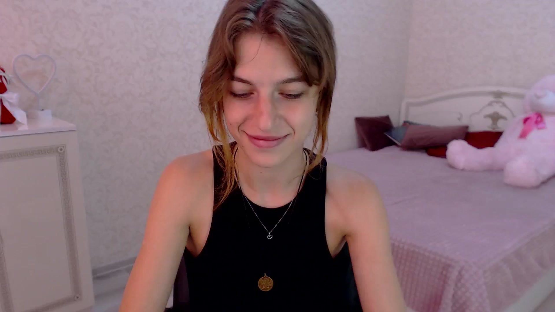 Gallery image thumbnail from Loulou_'s myfreecams stream on, 06/16/2024, 12:31 image 16 of 20