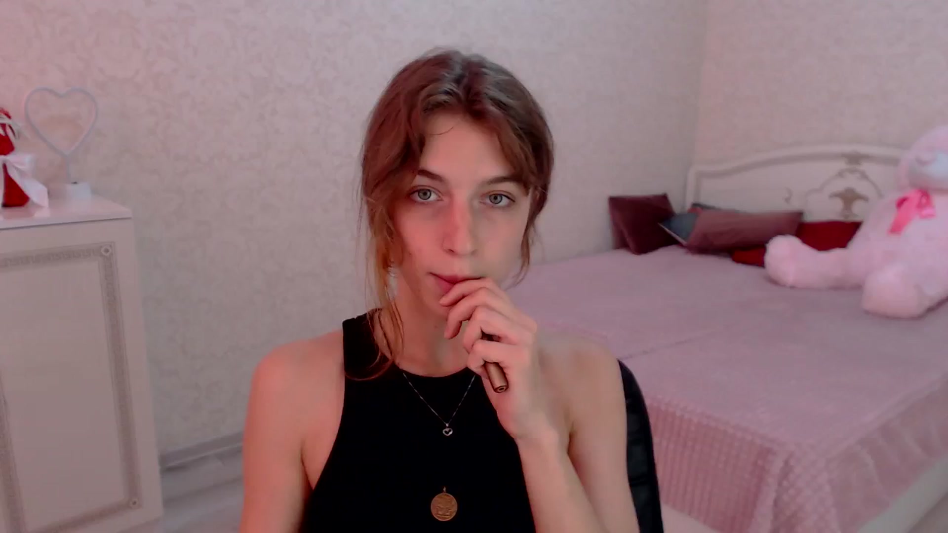 Gallery image thumbnail from Loulou_'s myfreecams stream on, 06/16/2024, 12:31 image 3 of 20