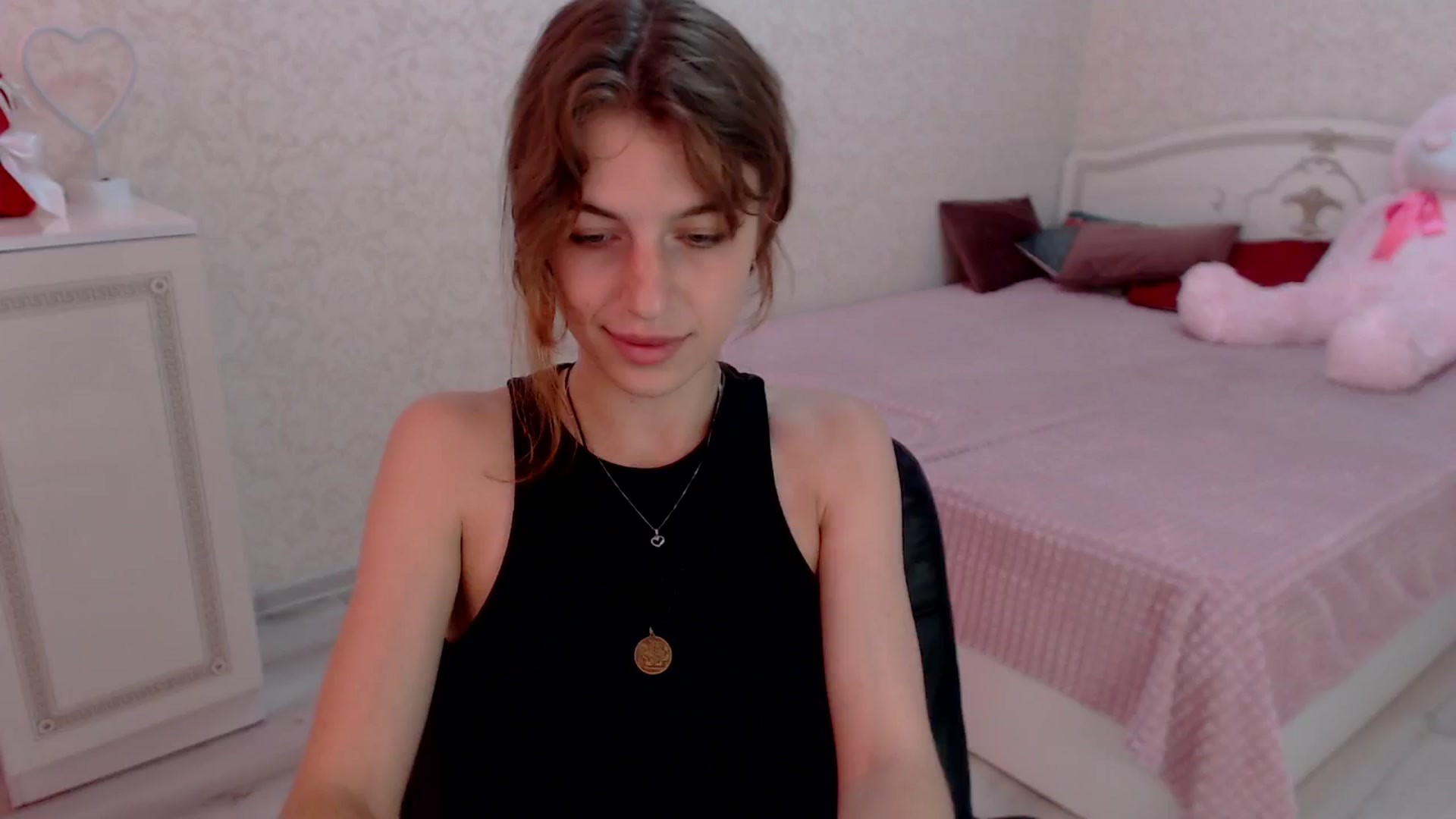 Gallery image thumbnail from Loulou_'s myfreecams stream on, 06/16/2024, 12:31 image 6 of 20