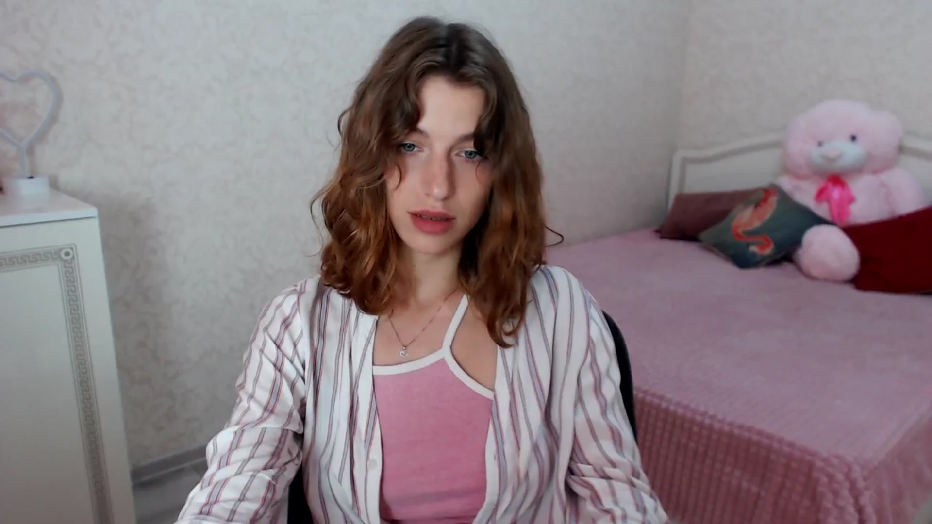 Gallery image thumbnail from Loulou_'s myfreecams stream on, 06/25/2024, 12:45 image 17 of 20