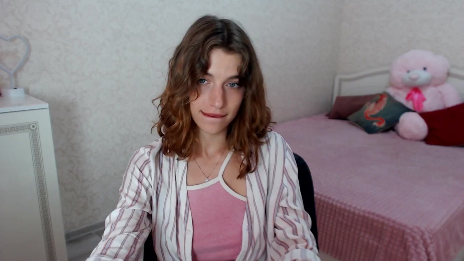 Gallery image thumbnail from Loulou_'s myfreecams stream on, 06/25/2024, 12:45 image 19 of 20