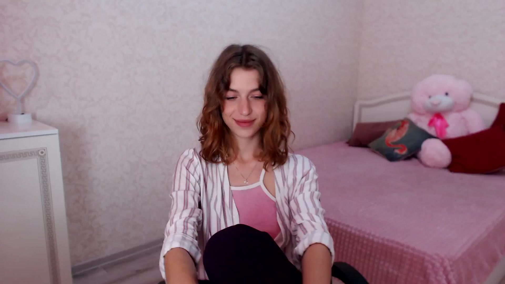 Gallery image thumbnail from Loulou_'s myfreecams stream on, 06/25/2024, 12:45 image 1 of 20