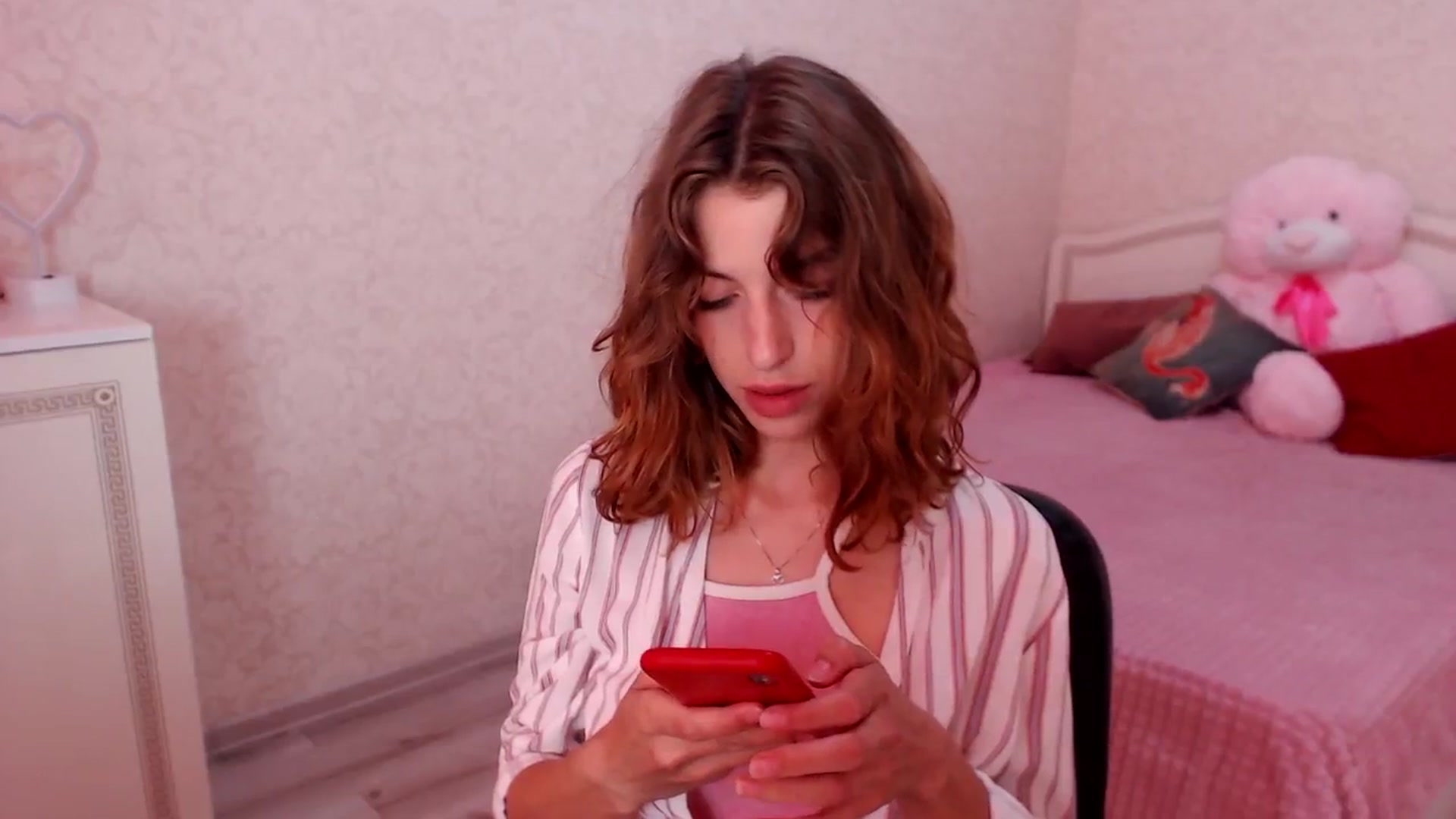 Gallery image thumbnail from Loulou_'s myfreecams stream on, 06/25/2024, 12:45 image 5 of 20