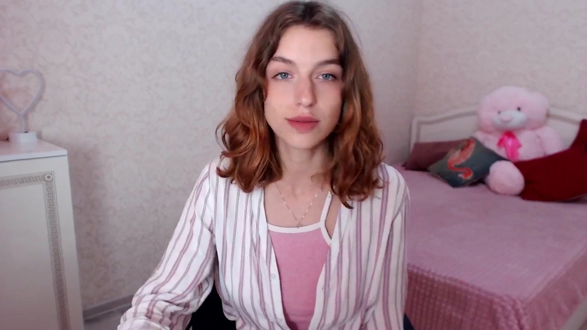 Gallery image thumbnail from Loulou_'s myfreecams stream on, 06/25/2024, 12:45 image 3 of 20