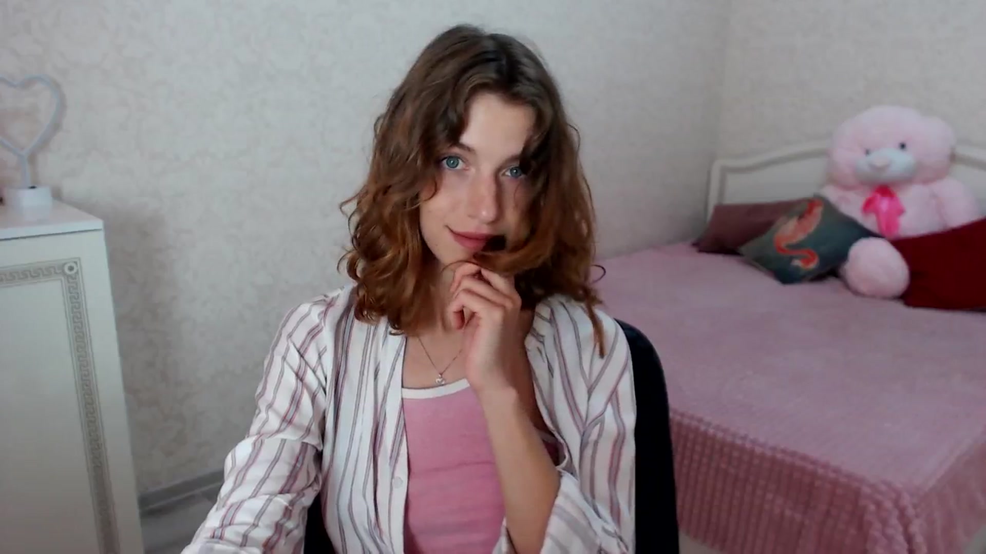 Gallery image thumbnail from Loulou_'s myfreecams stream on, 06/25/2024, 12:45 image 18 of 20